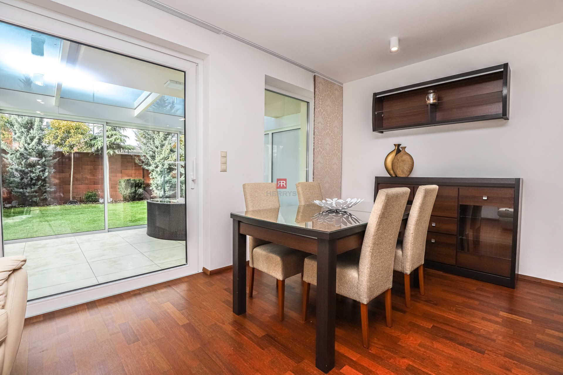 HERRYS - Na prenájom nadštandardný 3i DOM s terasou, záhradou a parkovaním v uzavretom areáli.