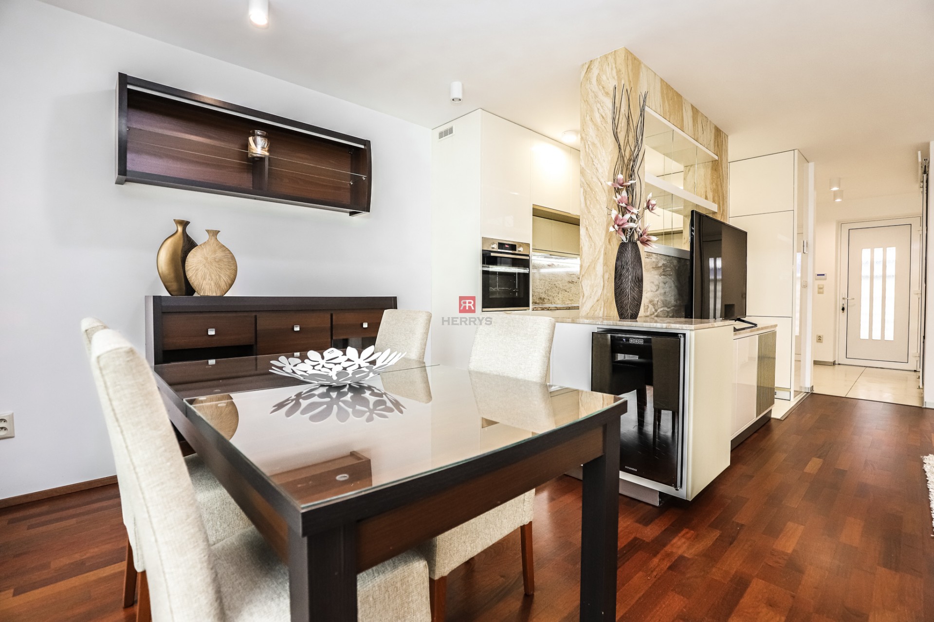 HERRYS - Na prenájom nadštandardný 3i DOM s terasou, záhradou a parkovaním v uzavretom areáli.