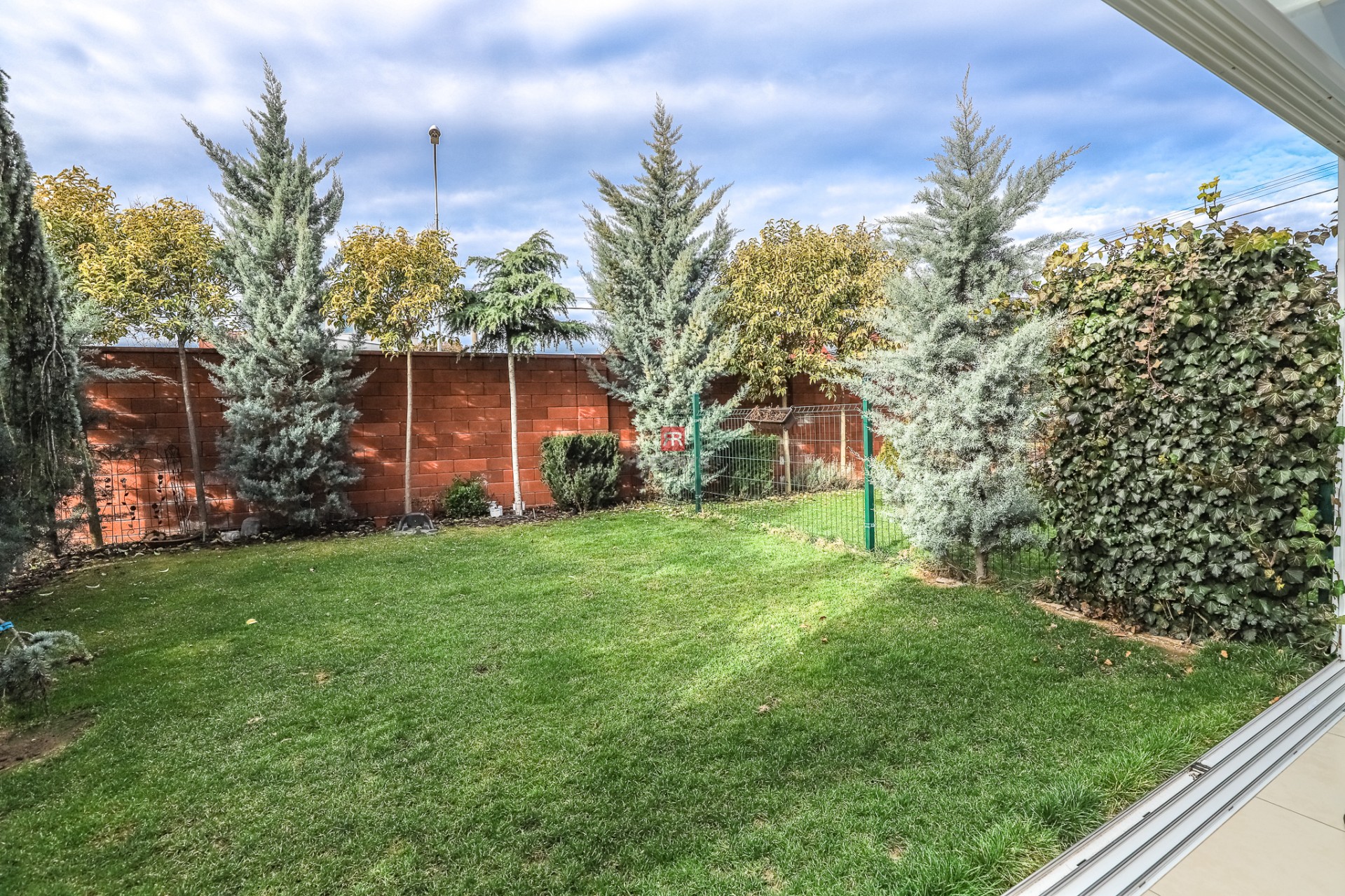 HERRYS - Na prenájom nadštandardný 3i DOM s terasou, záhradou a parkovaním v uzavretom areáli.