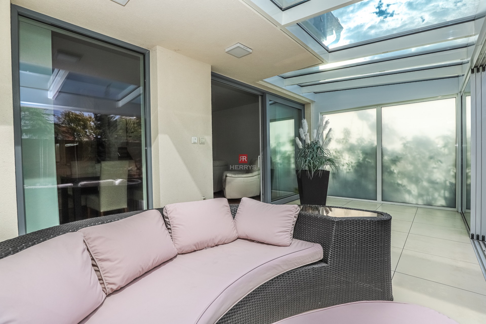 HERRYS - Na prenájom nadštandardný 3i DOM s terasou, záhradou a parkovaním v uzavretom areáli.