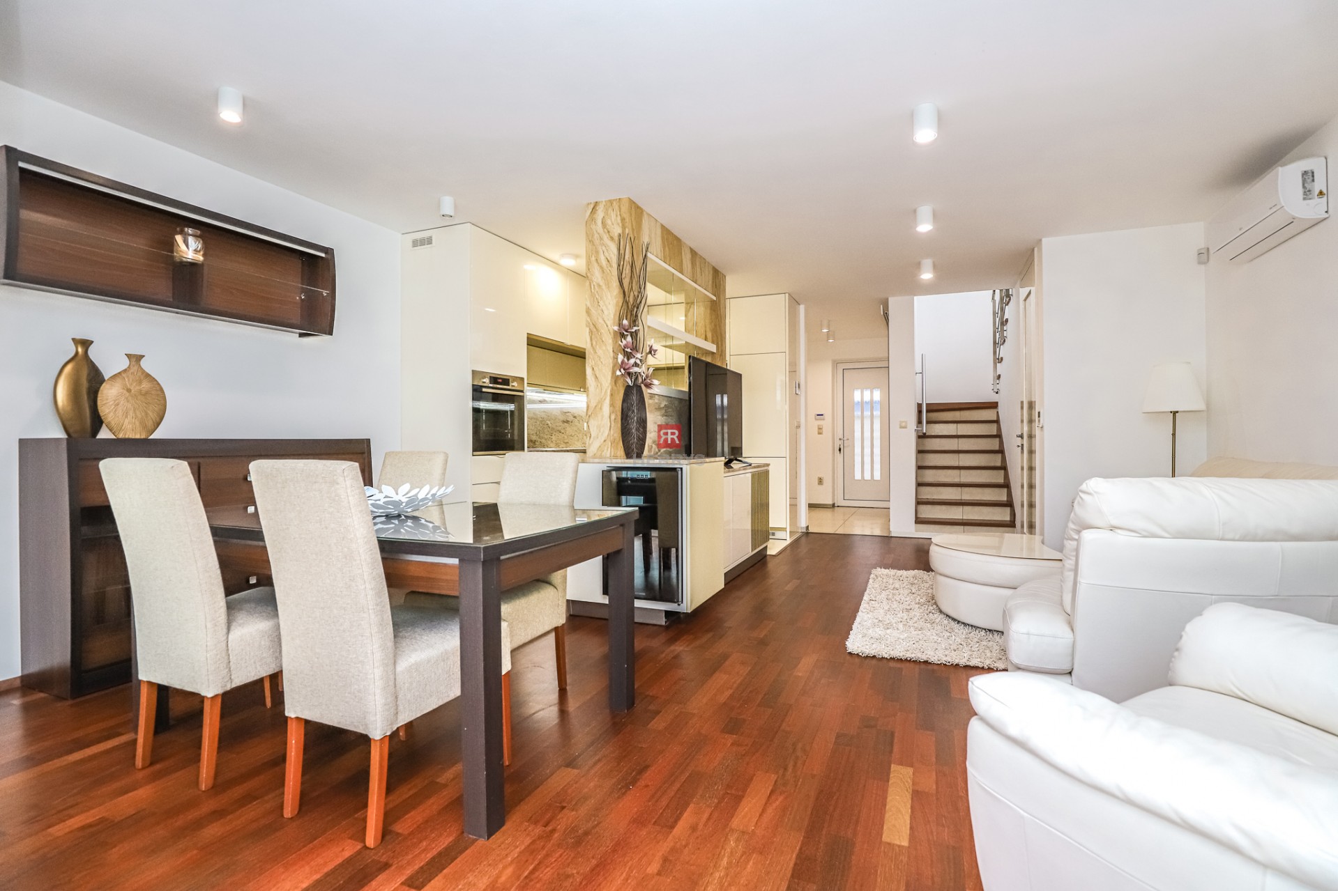 HERRYS - Na prenájom nadštandardný 3i DOM s terasou, záhradou a parkovaním v uzavretom areáli.