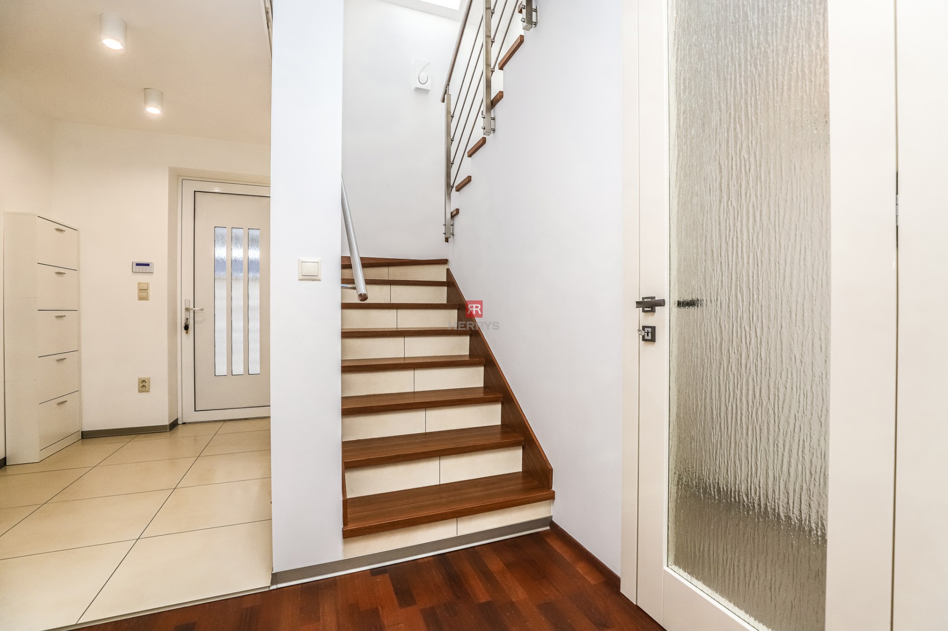 HERRYS - Na prenájom nadštandardný 3i DOM s terasou, záhradou a parkovaním v uzavretom areáli.