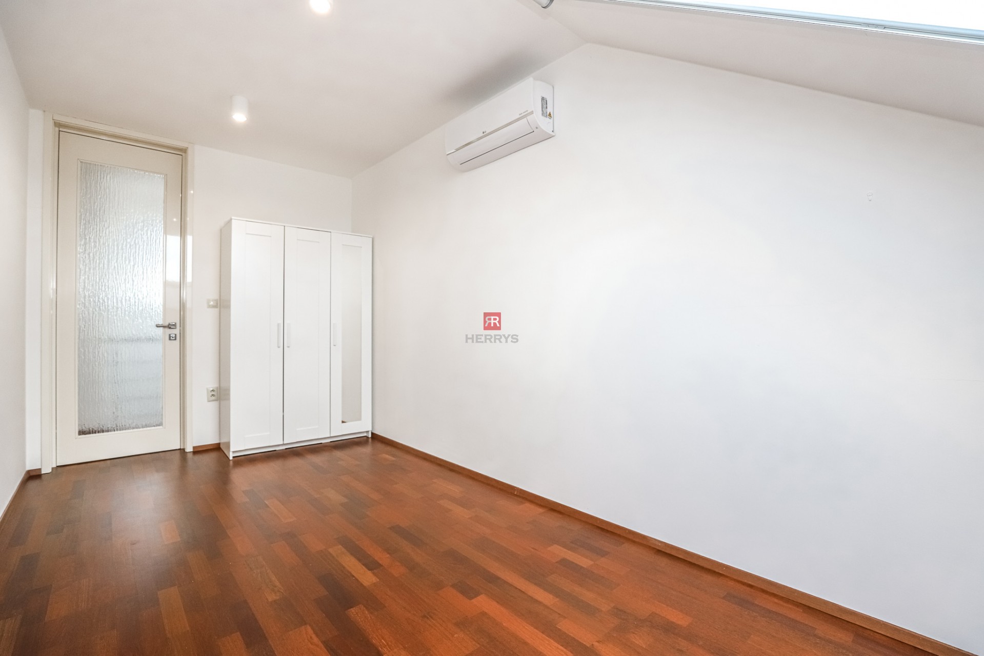 HERRYS - Na prenájom nadštandardný 3i DOM s terasou, záhradou a parkovaním v uzavretom areáli.