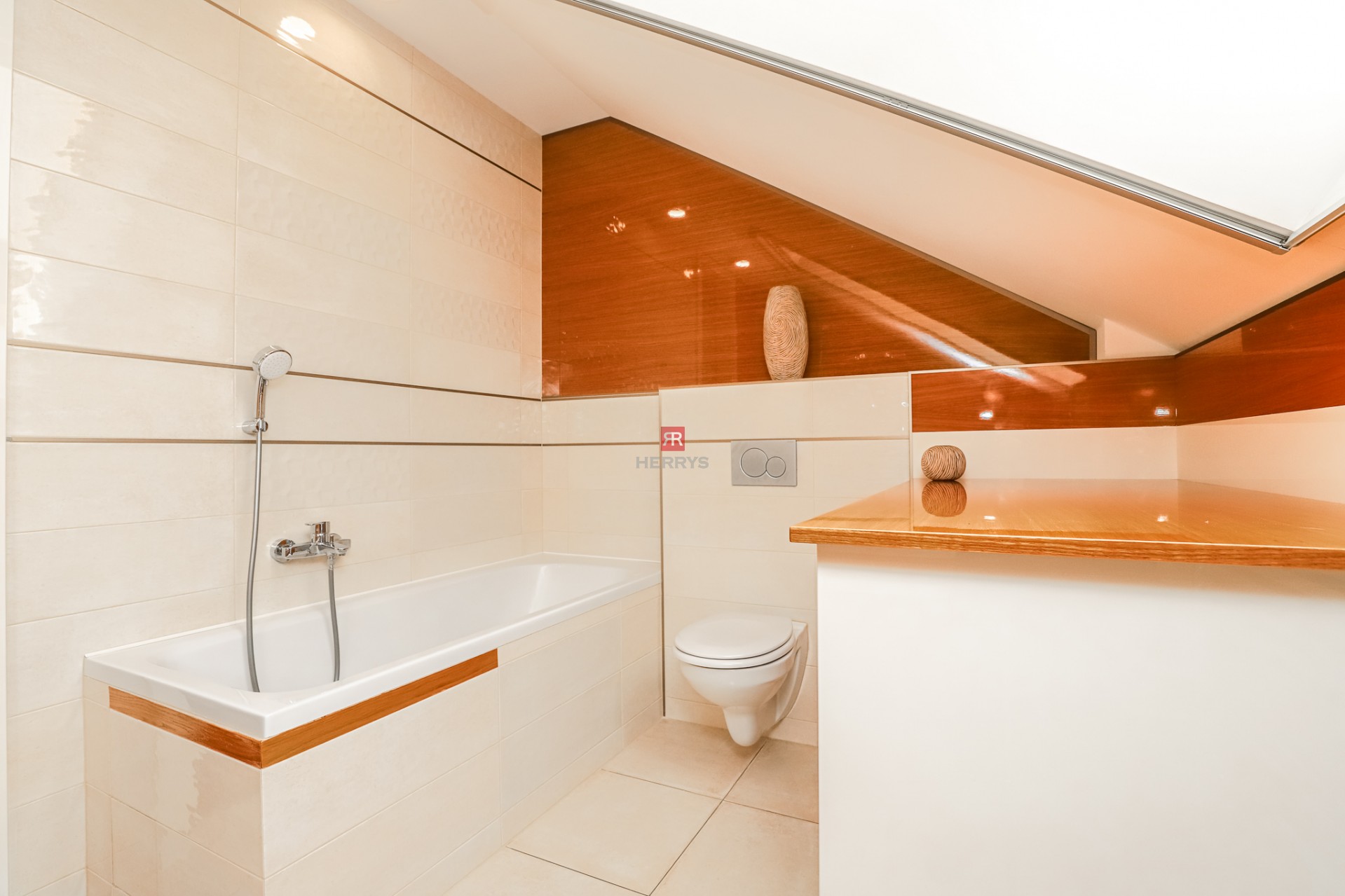 HERRYS - Na prenájom nadštandardný 3i DOM s terasou, záhradou a parkovaním v uzavretom areáli.