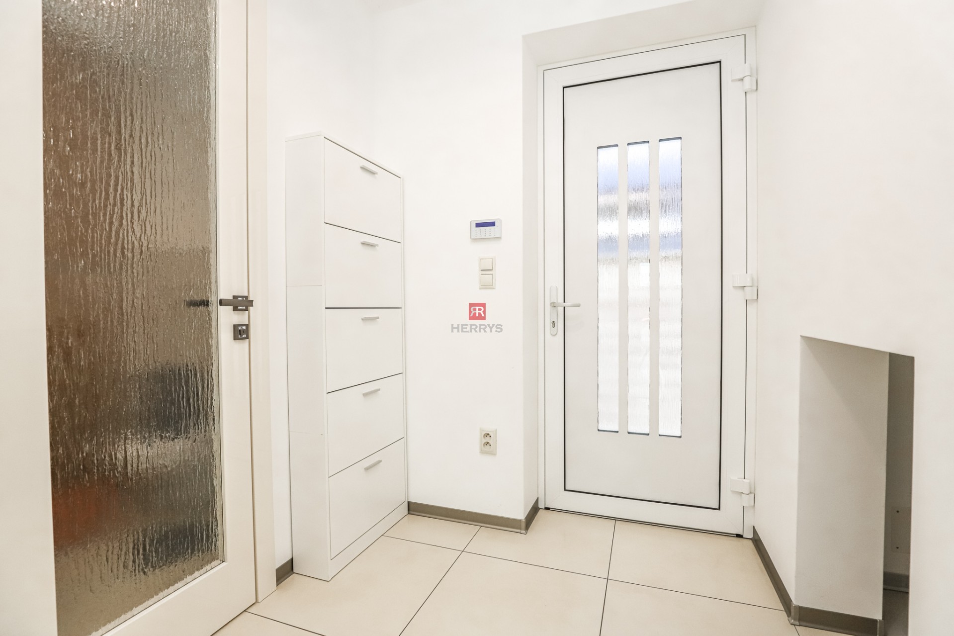 HERRYS - Na prenájom nadštandardný 3i DOM s terasou, záhradou a parkovaním v uzavretom areáli.