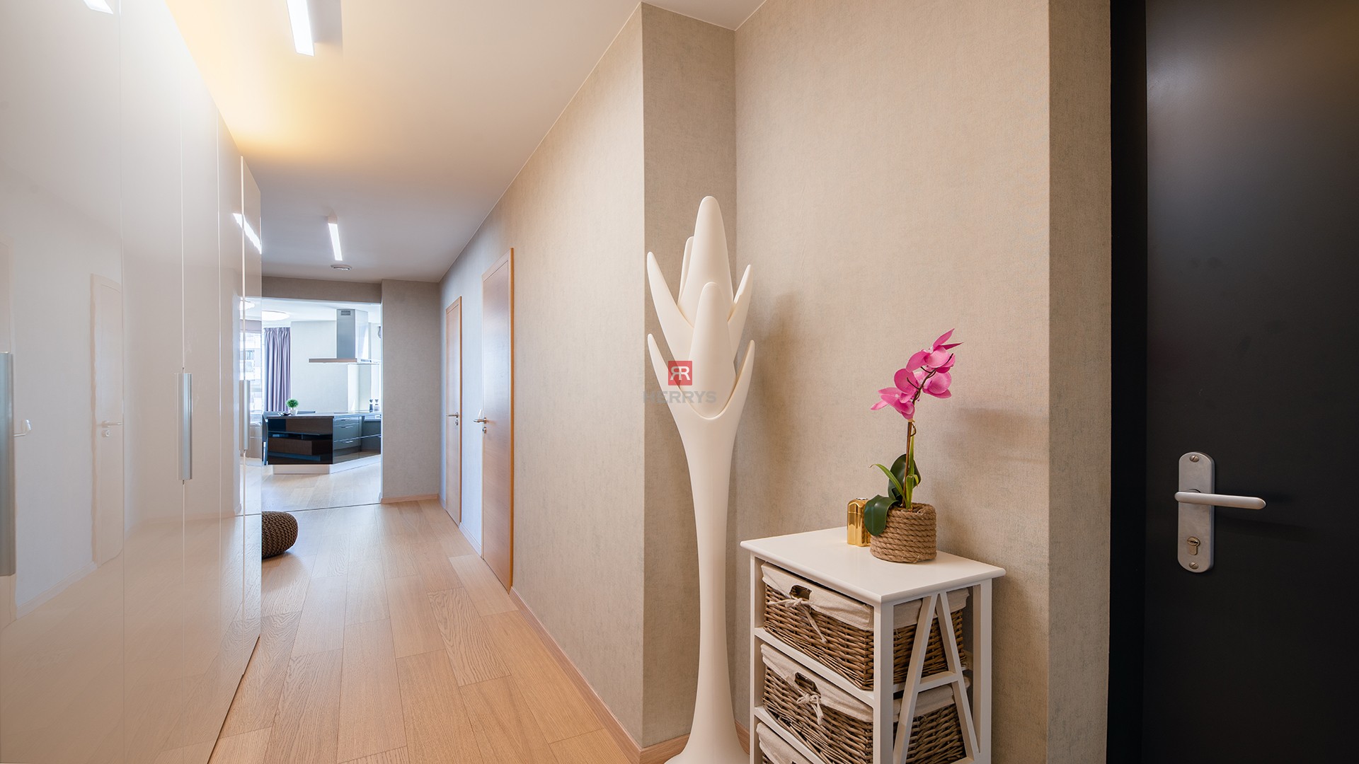 HERRYS - For rent above-standard 3 -room apartment in Panorama City in the Old Town, parking