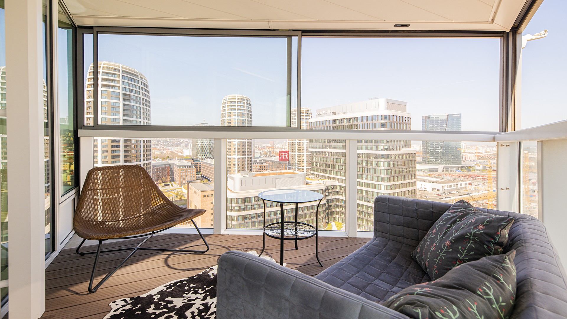 HERRYS - For rent above-standard 3 -room apartment in Panorama City in the Old Town, parking