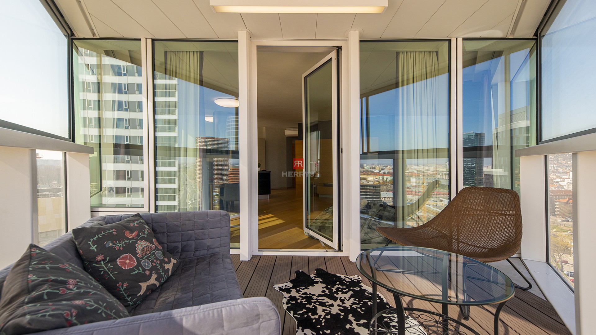 HERRYS - For rent above-standard 3 -room apartment in Panorama City in the Old Town, parking