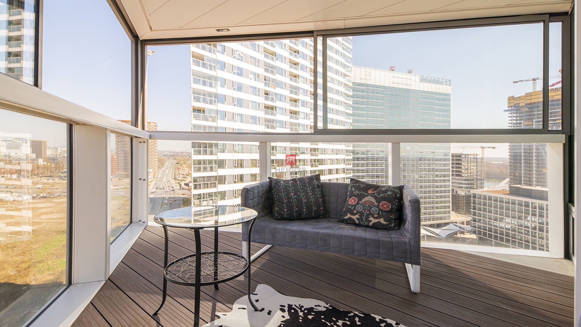 HERRYS - For rent above-standard 3 -room apartment in Panorama City in the Old Town, parking