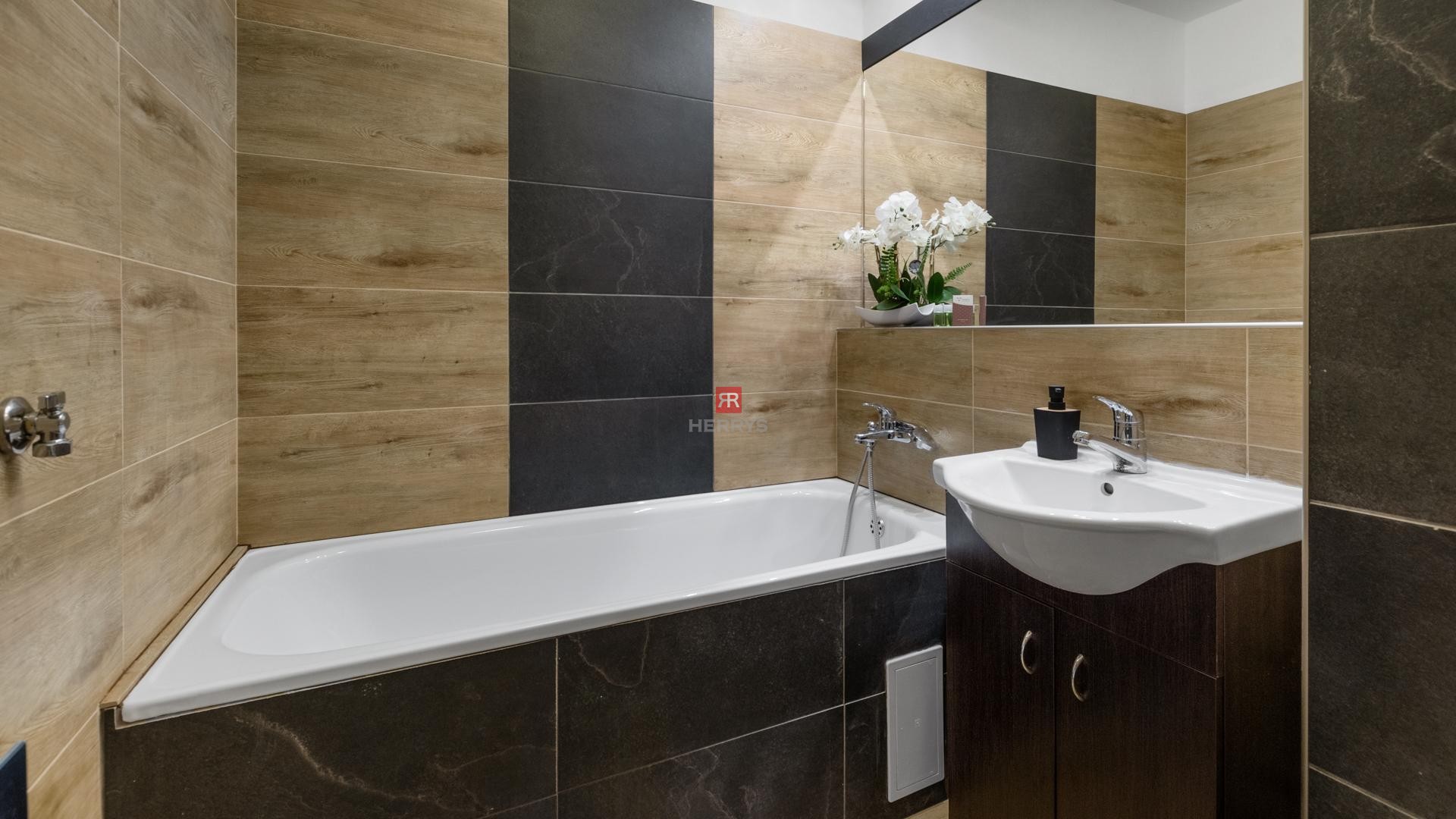 HERRYS - Na predaj zariadený 1 izbový byt s balkónom v Devínskej Novej Vsi