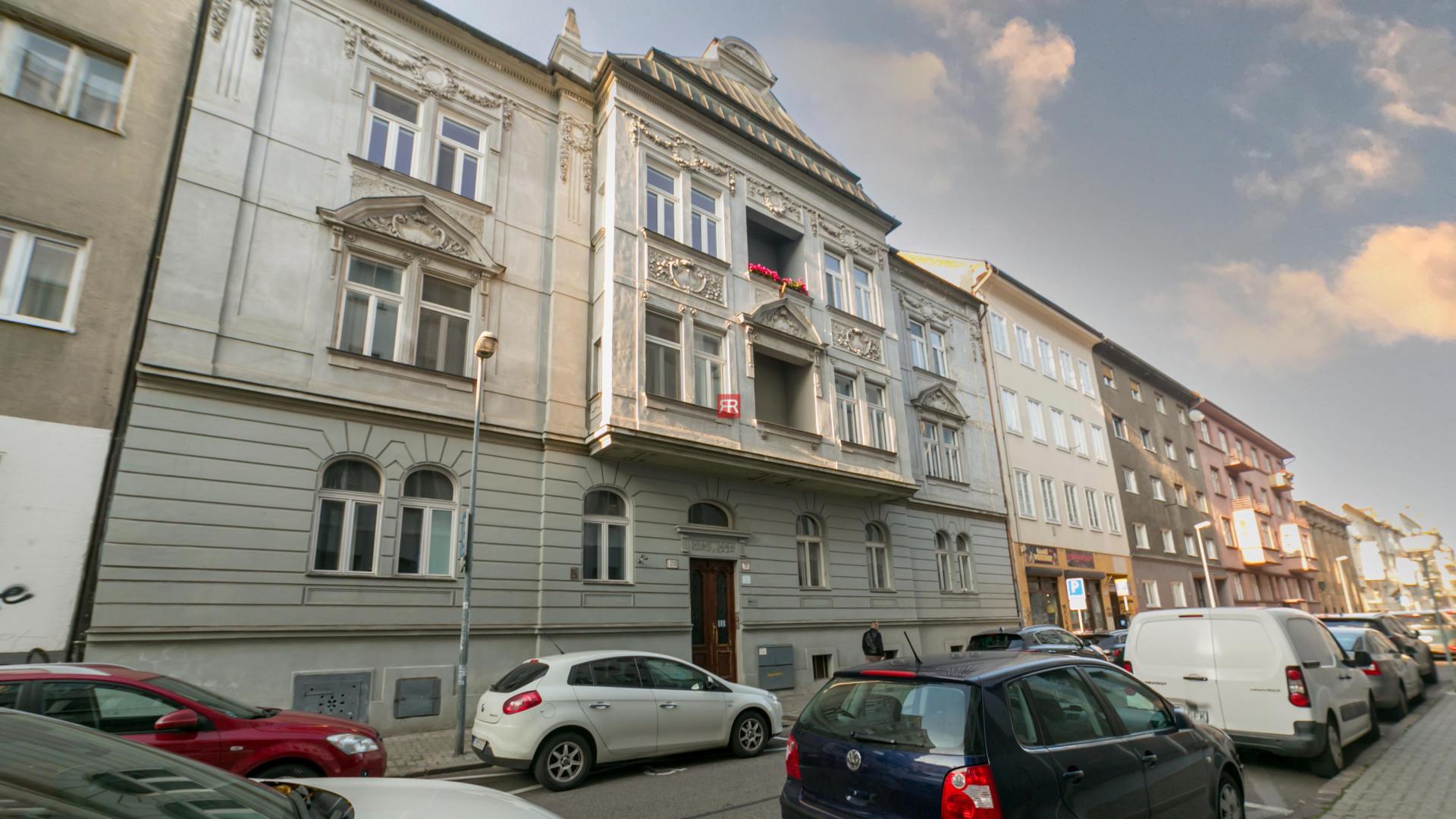 HERRYS - Na prenájom priestranný 2 izbový byt s pavlačovou loggiou a veľkým zeleným vnútroblokom