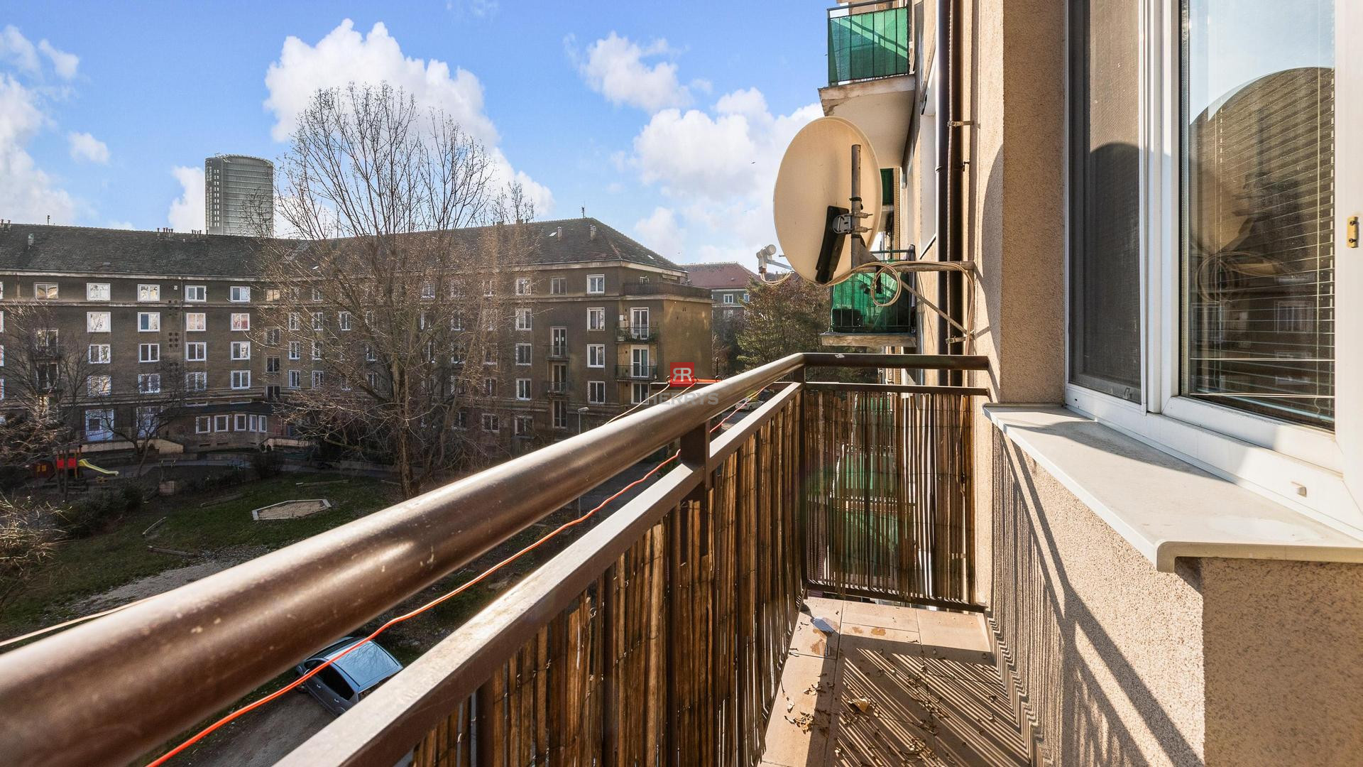 HERRYS - For sale spacious 3 rooms apartment with balcony, cellar and good parking possibilities