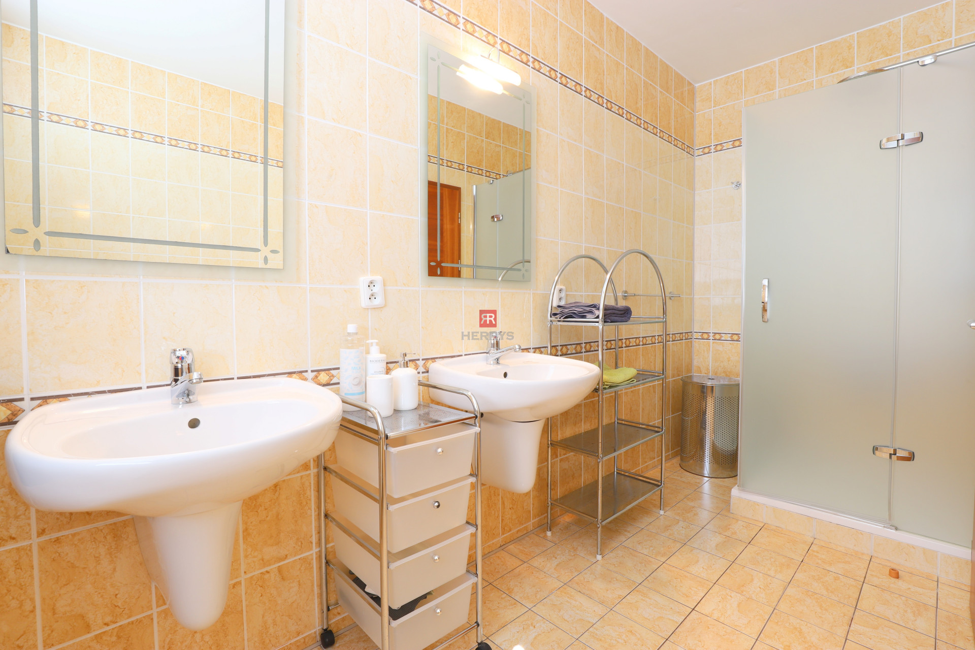 HERRYS - Fully furnished large 4-room apartment for rent in Vrakuni-Armenska street
