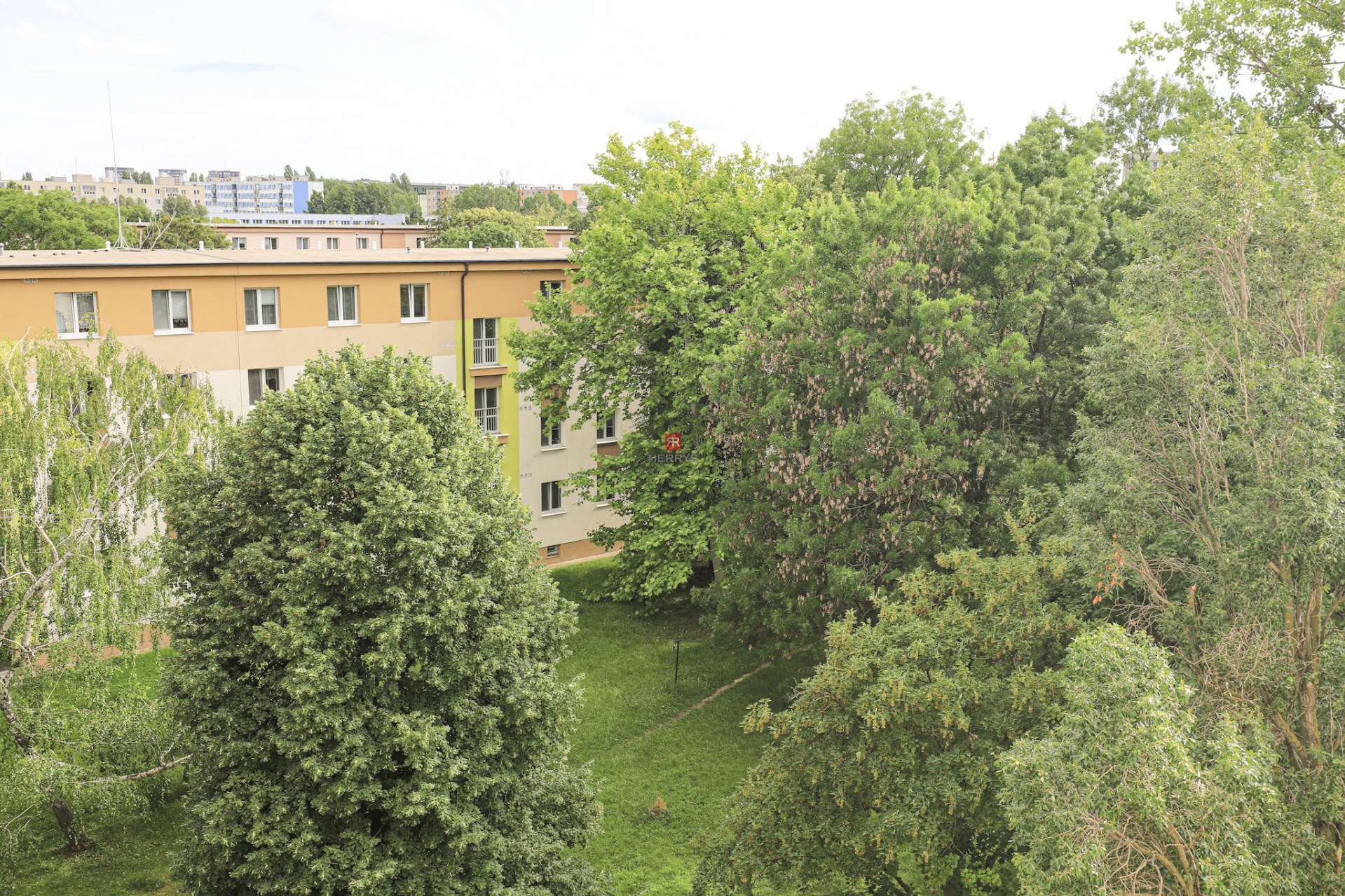 HERRYS - Na prenájom priestranný 2 izbový byt s loggiou v Ružinove, časť Ostredky