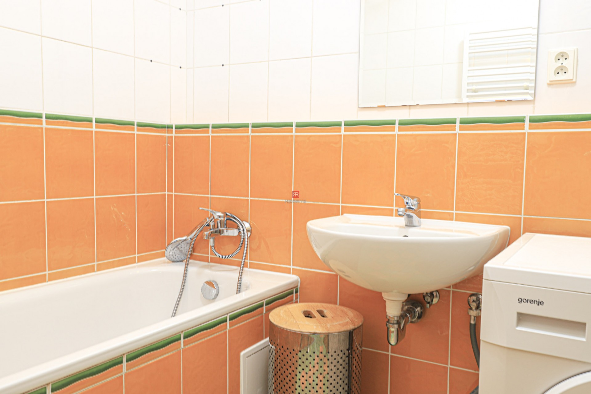 HERRYS - Na prenájom priestranný 2 izbový byt s loggiou v Ružinove, časť Ostredky