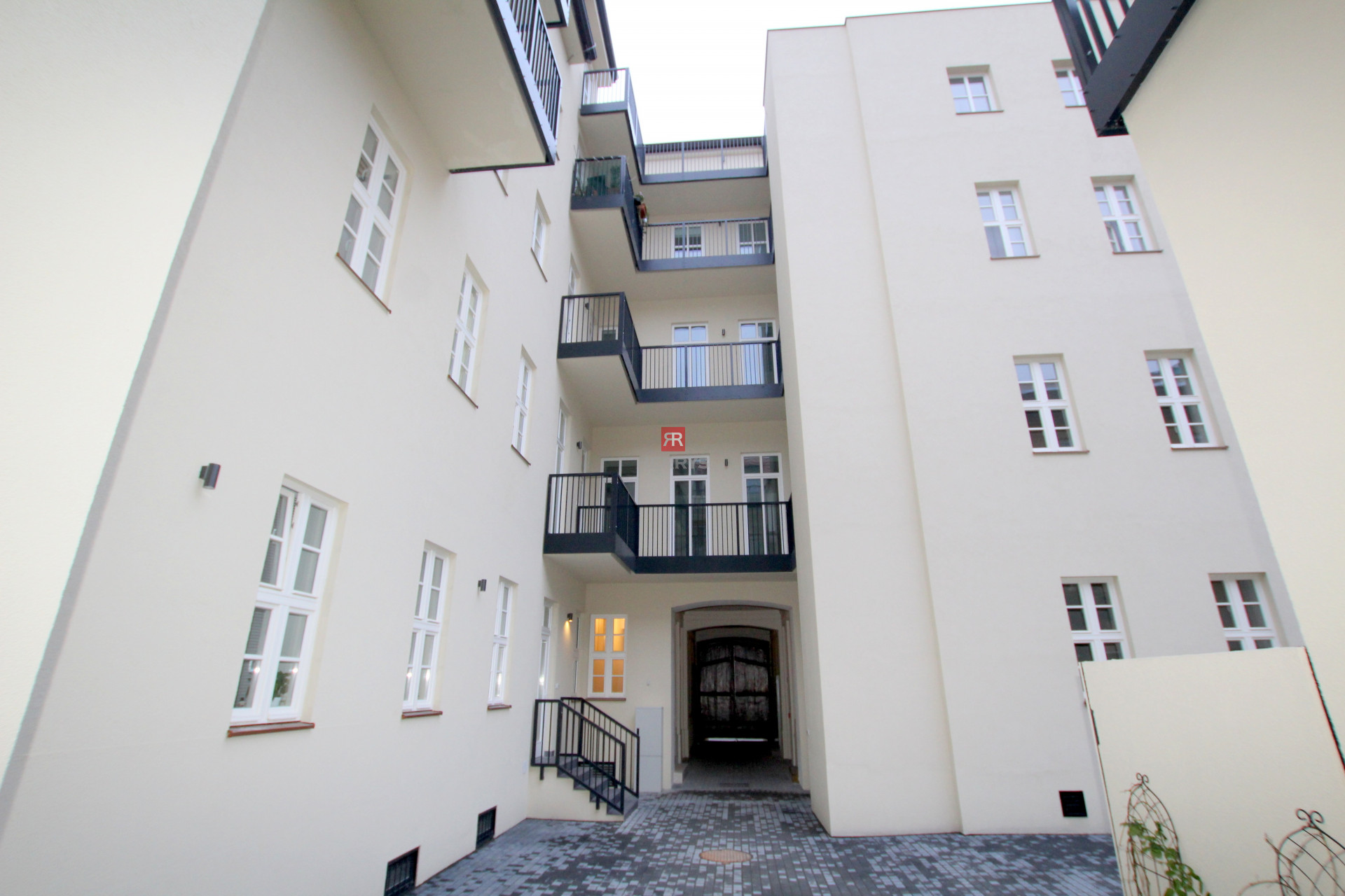 HERRYS - Na prenájom moderný 2 izbový byt v historickej budove v tichej uličke