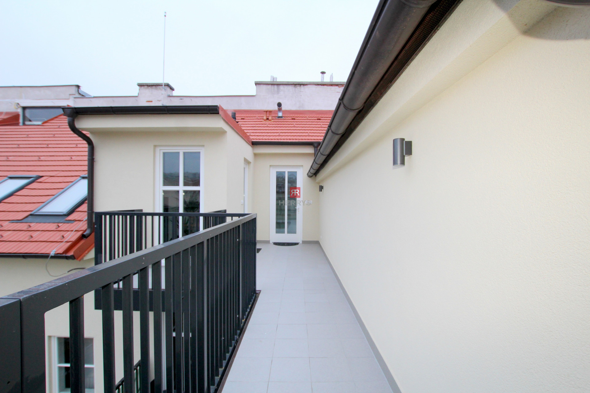HERRYS - Na prenájom moderný 2 izbový byt v historickej budove v tichej uličke