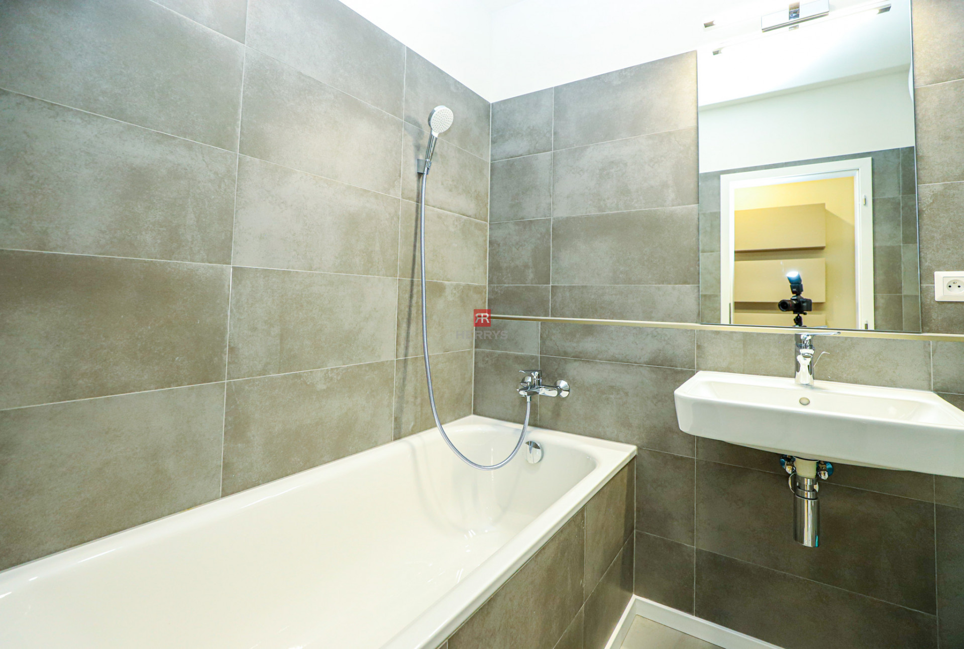 HERRYS - Na prenájom dizajnový 2 izbový byt v centre mesta