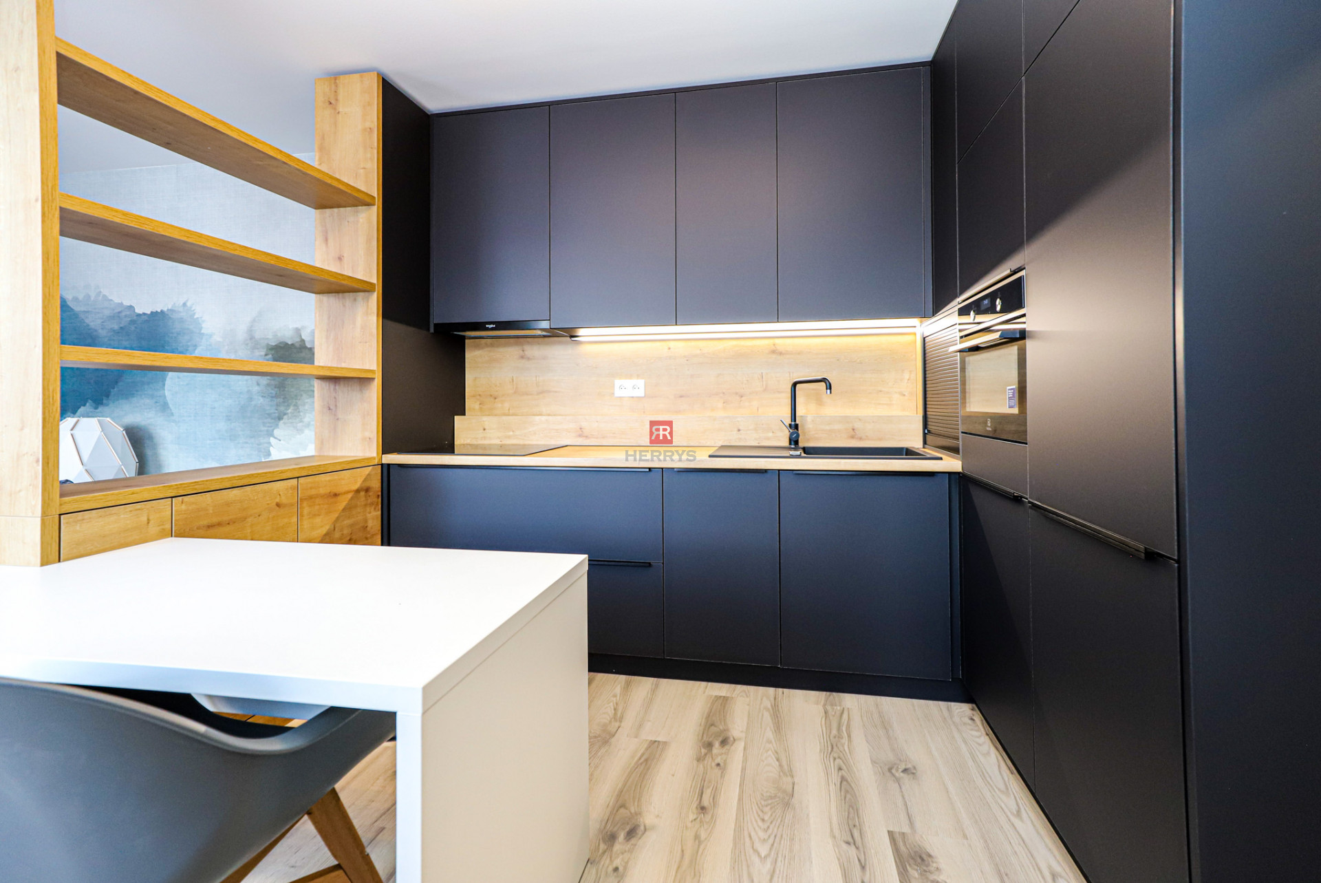 HERRYS - Na prenájom dizajnový 2 izbový byt v centre mesta