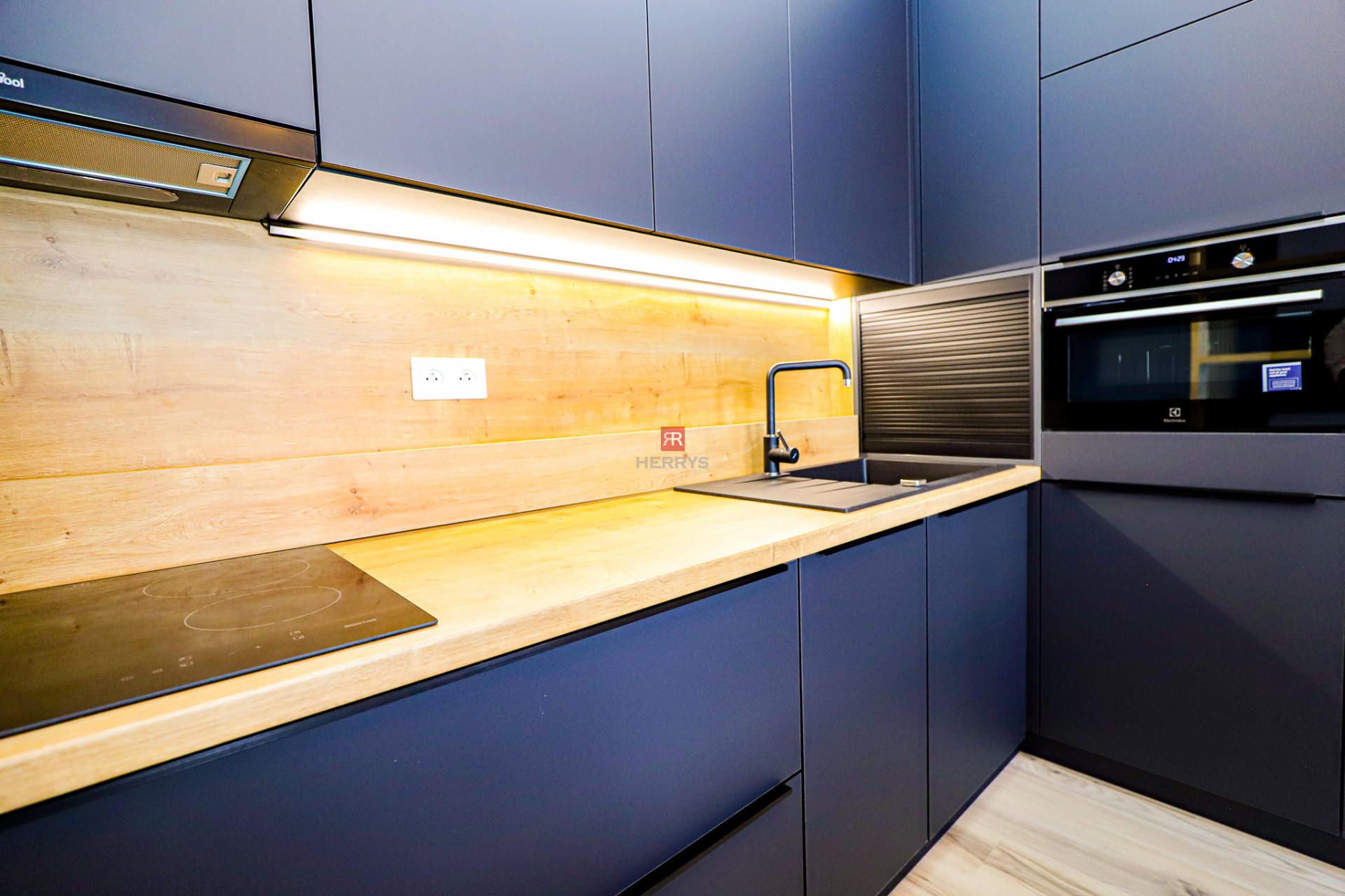 HERRYS - Na prenájom dizajnový 2 izbový byt v centre mesta