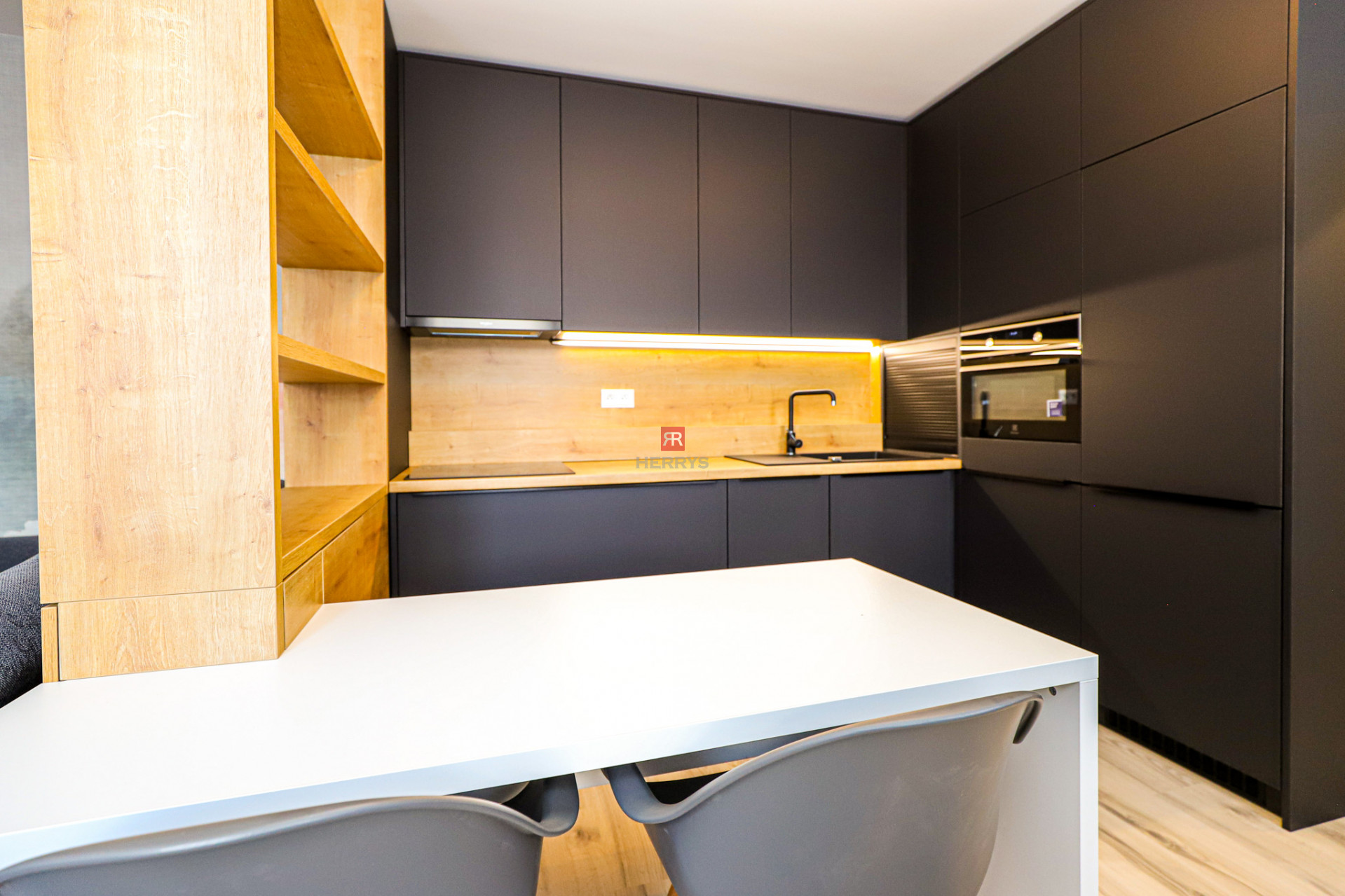 HERRYS - Na prenájom dizajnový 2 izbový byt v centre mesta