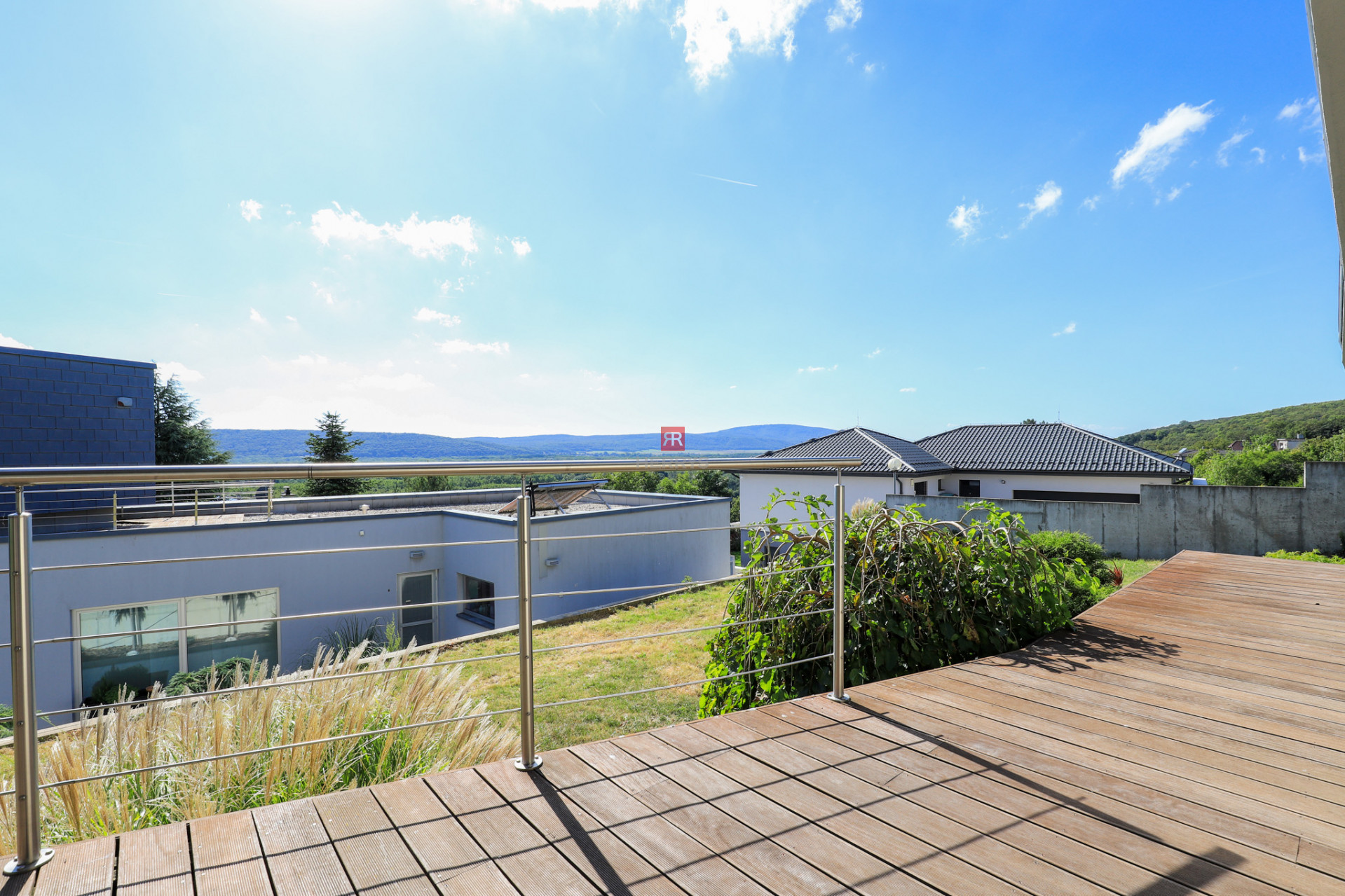 HERRYS - Prenájom priestrannej rodinnej vily s garážou v uzavretom areáli pri lesoparku