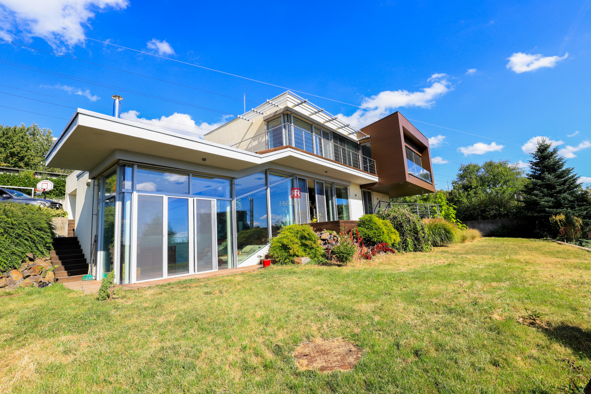 HERRYS - Prenájom priestrannej rodinnej vily s garážou v uzavretom areáli pri lesoparku