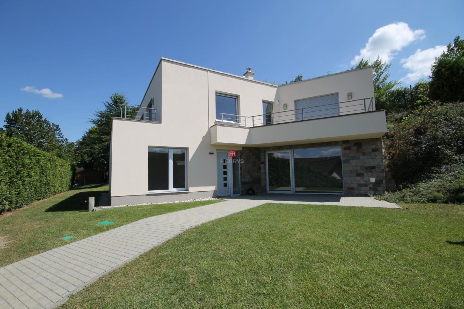 HERRYS - Na prenájom nadštandardný 6-izbový dom v súkromi v Záhorskej Bystrici