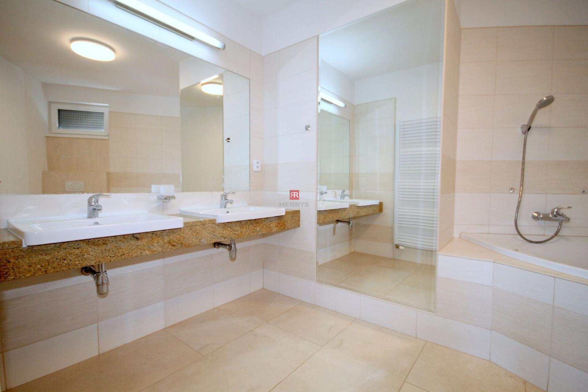 HERRYS - Na prenájom nadštandardný 6-izbový dom v súkromi v Záhorskej Bystrici