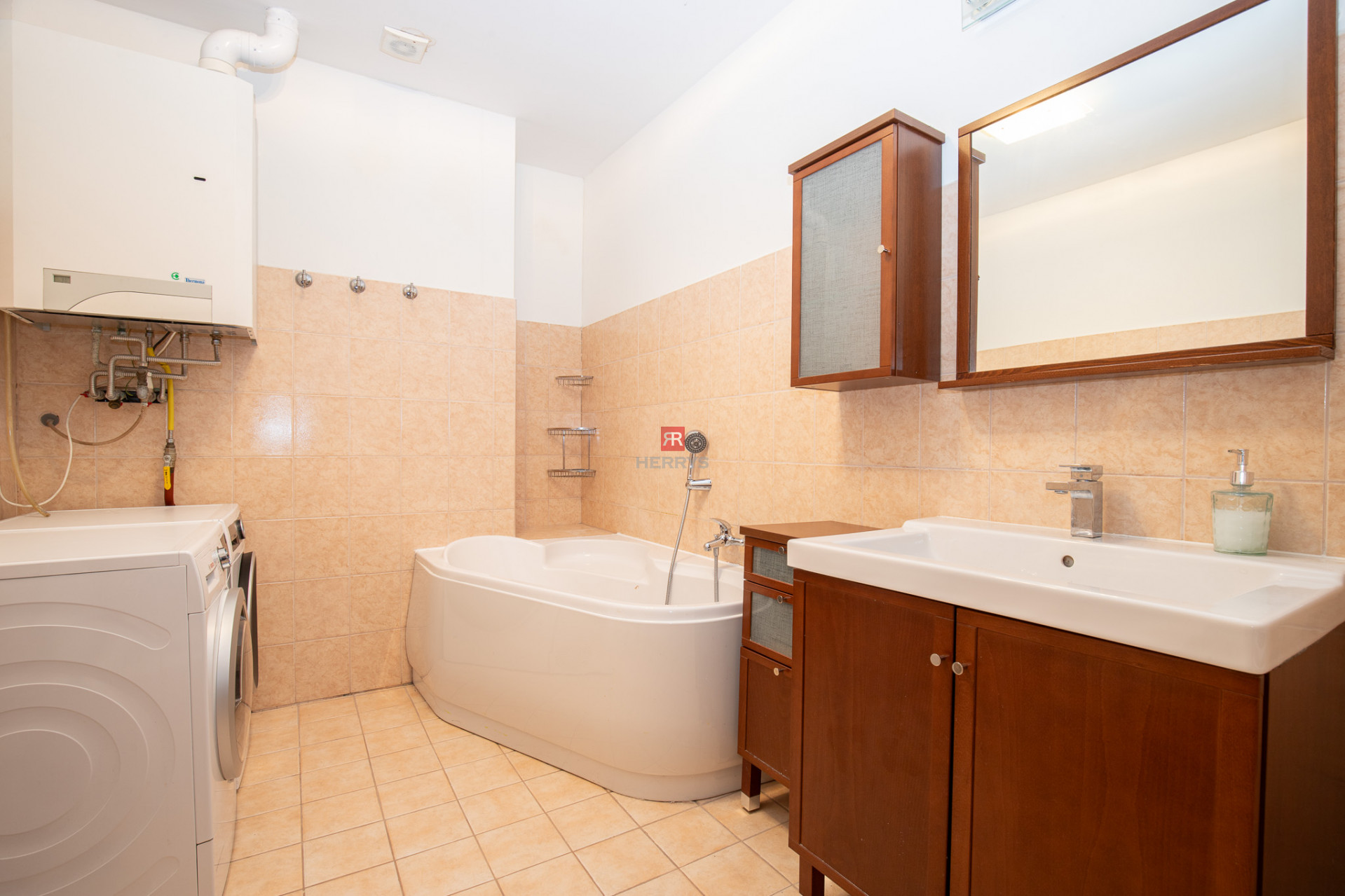 HERRYS – For rent, air-conditioned 3-room duplex with a fireplace and a garage