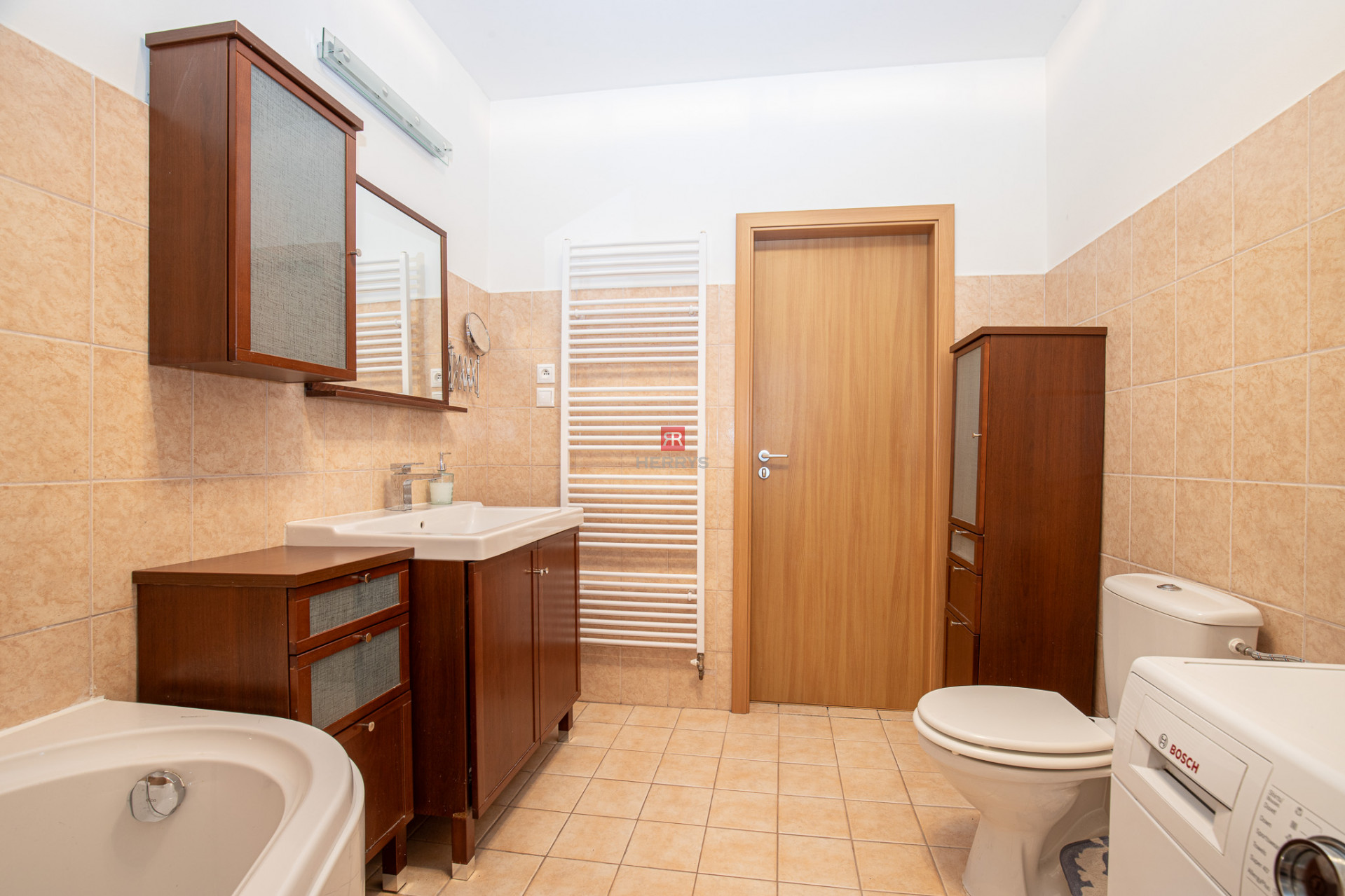 HERRYS – For rent, air-conditioned 3-room duplex with a fireplace and a garage