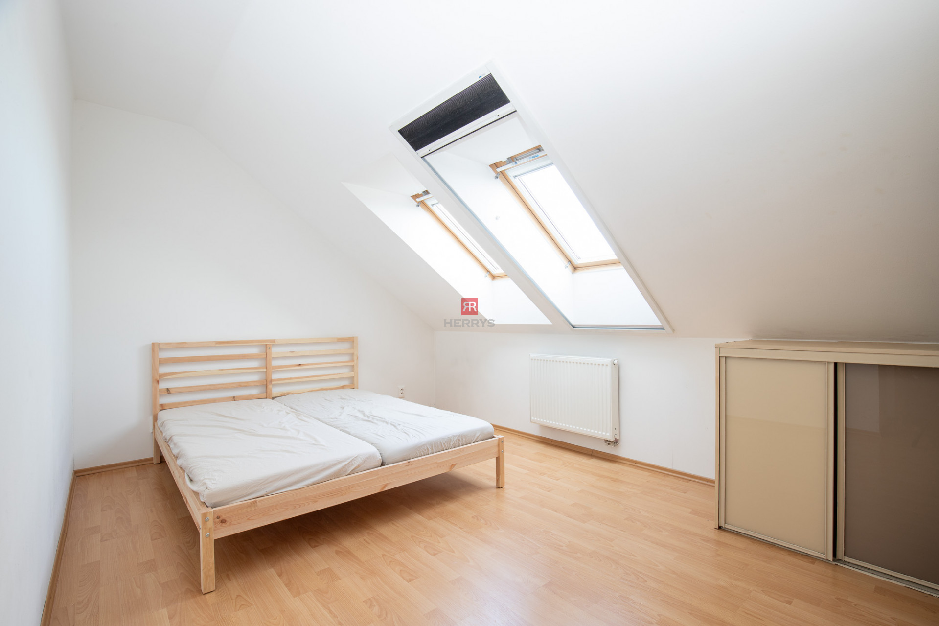 HERRYS – For rent, air-conditioned 3-room duplex with a fireplace and a garage