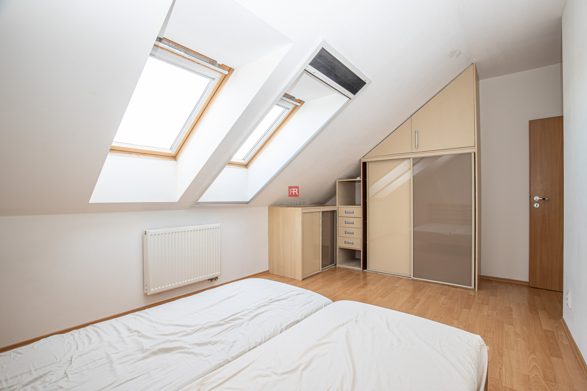 HERRYS – For rent, air-conditioned 3-room duplex with a fireplace and a garage