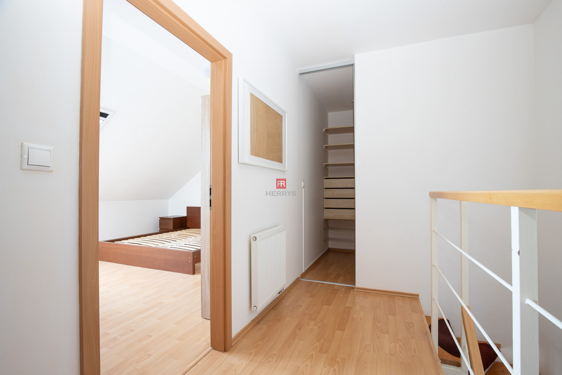 HERRYS – For rent, air-conditioned 3-room duplex with a fireplace and a garage