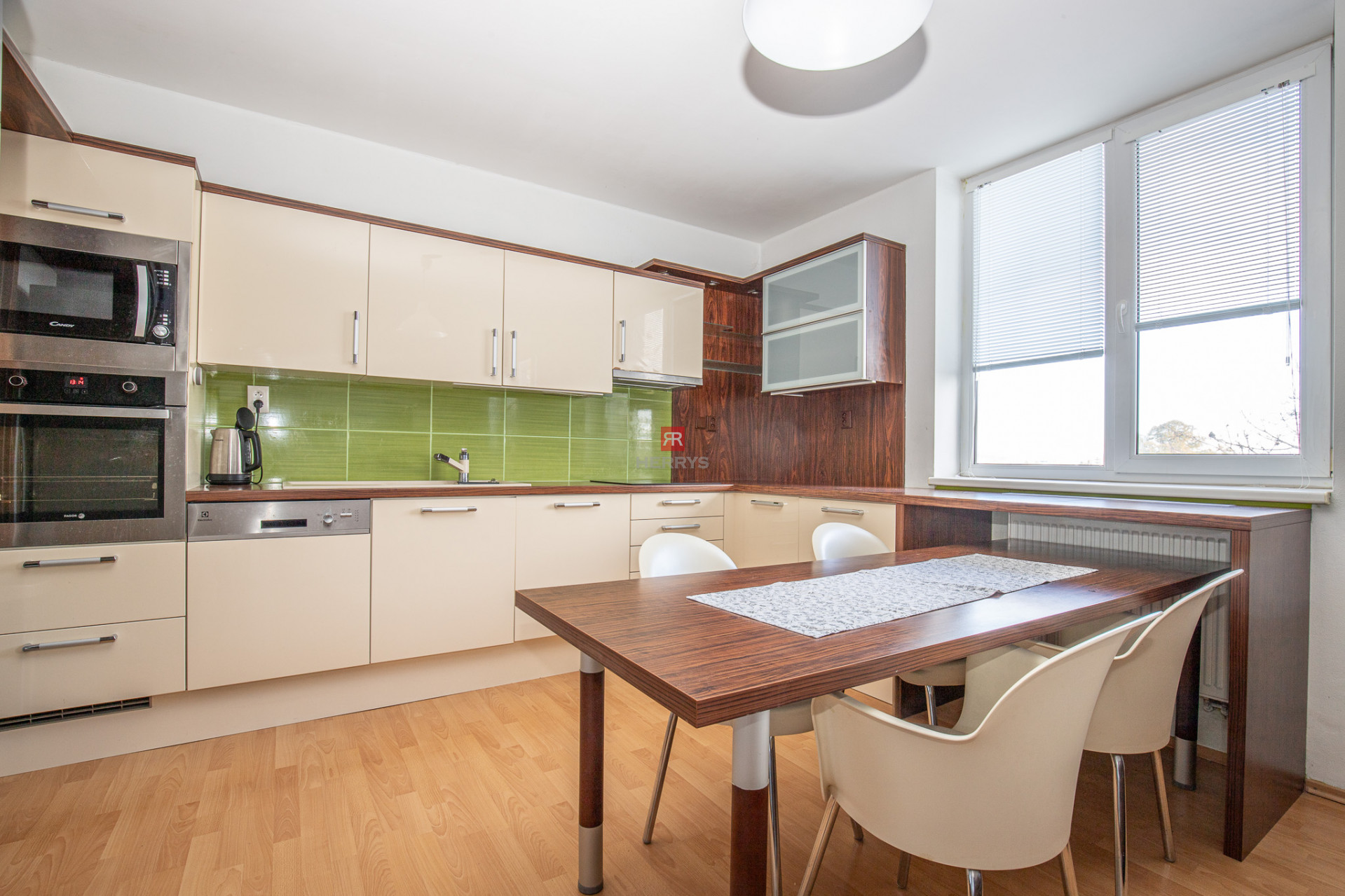 HERRYS – For rent, air-conditioned 3-room duplex with a fireplace and a garage