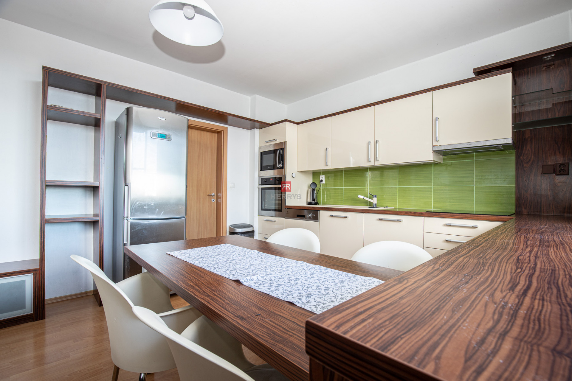 HERRYS – For rent, air-conditioned 3-room duplex with a fireplace and a garage