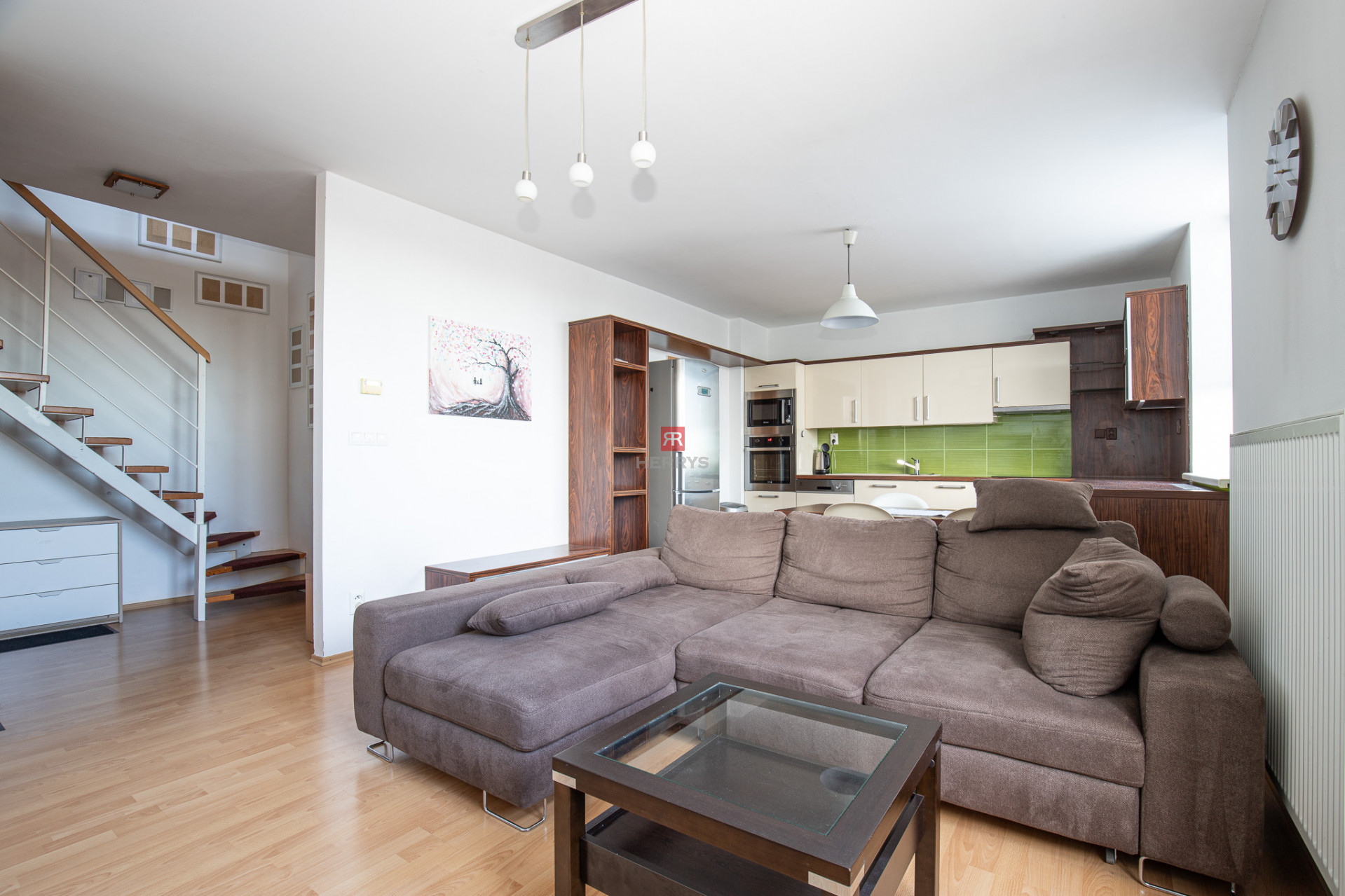 HERRYS – For rent, air-conditioned 3-room duplex with a fireplace and a garage