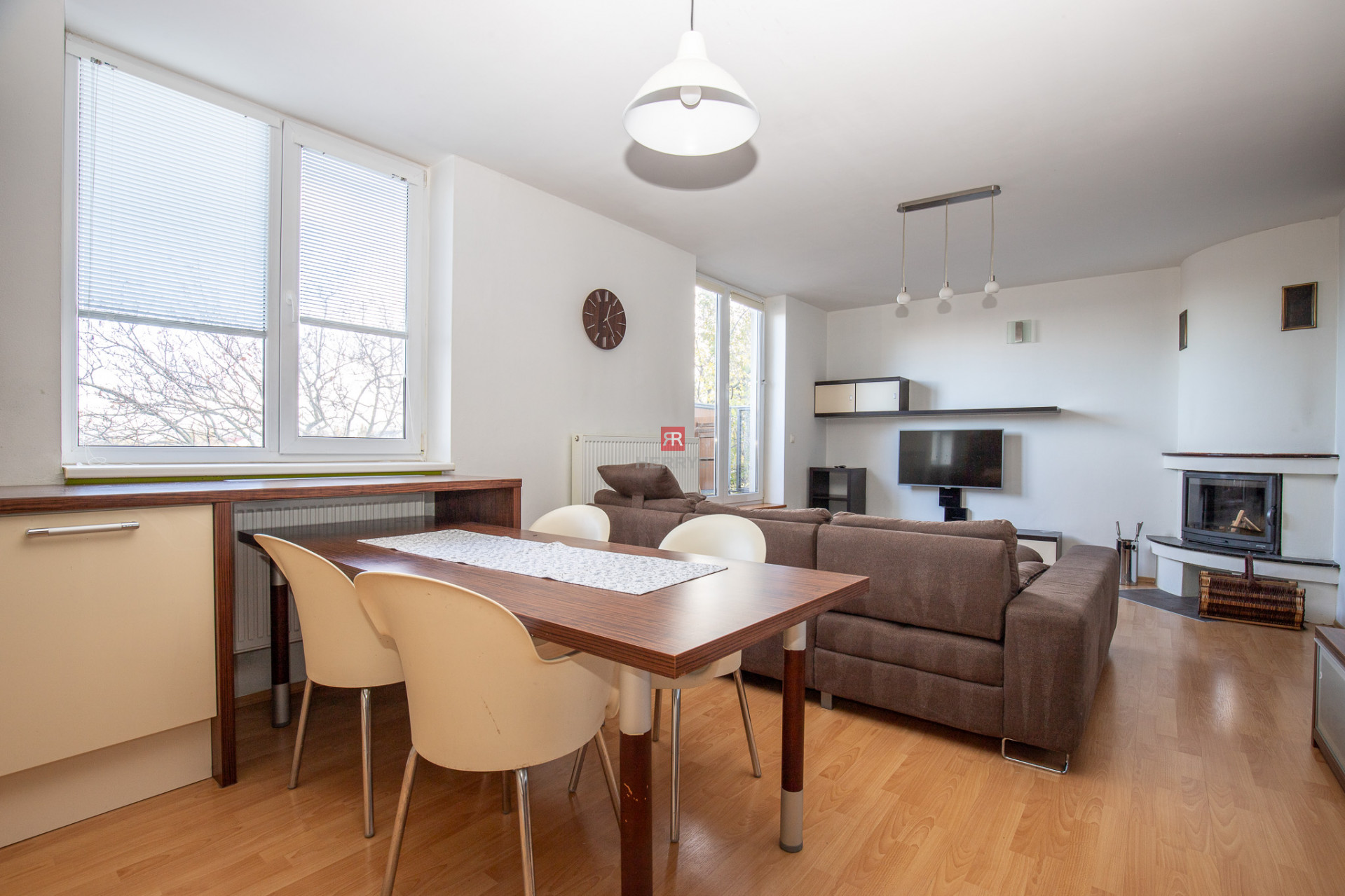 HERRYS – For rent, air-conditioned 3-room duplex with a fireplace and a garage