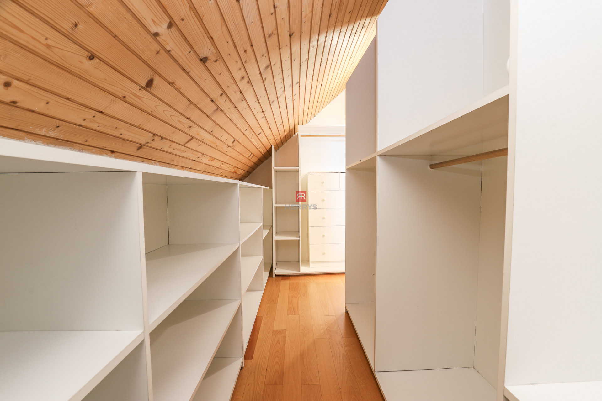 HERRYS - Na predaj priestranný 6-izbový rodinný dom vo Vajnoroch