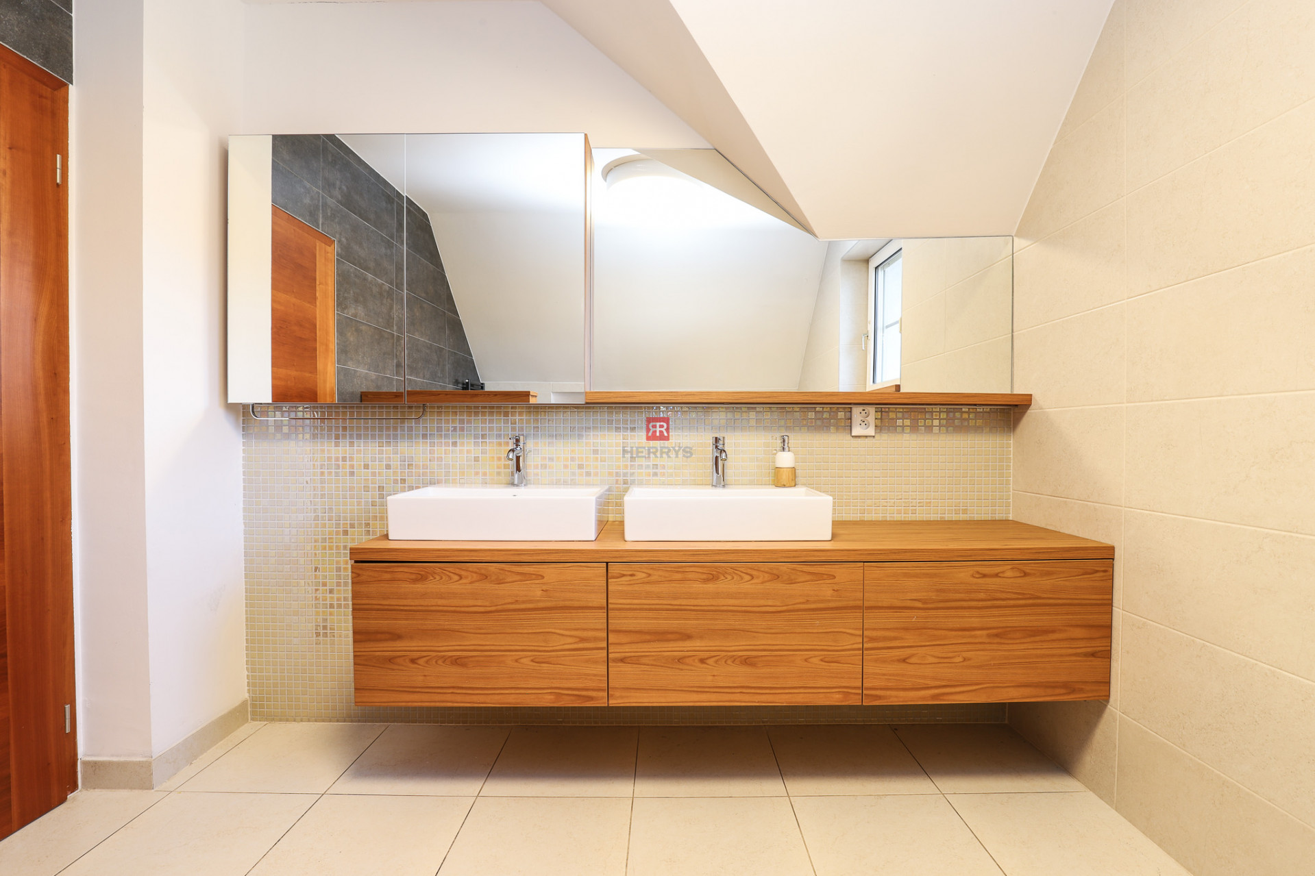 HERRYS - Na predaj priestranný 6-izbový rodinný dom vo Vajnoroch