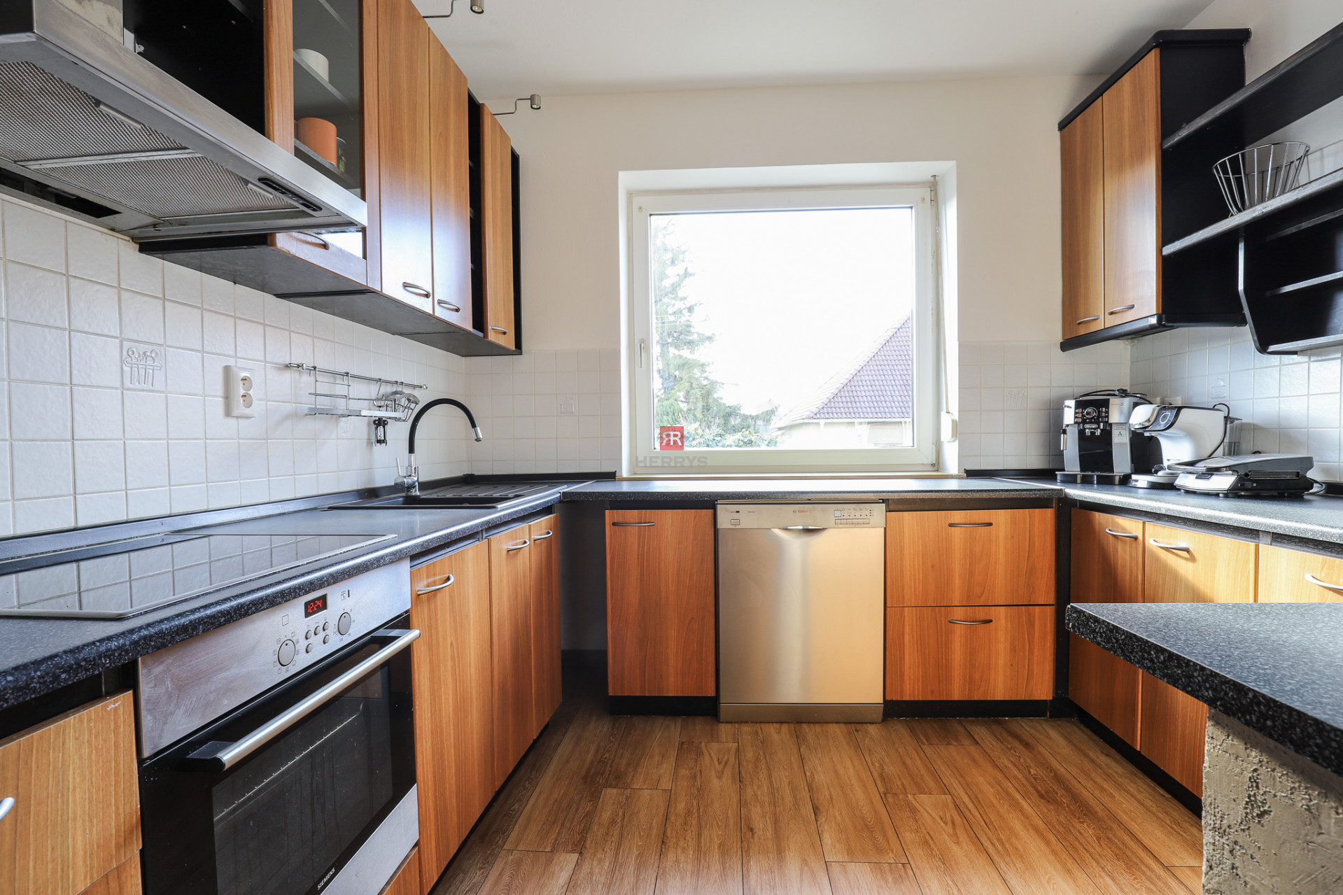 HERRYS - Na predaj priestranný 6-izbový rodinný dom vo Vajnoroch