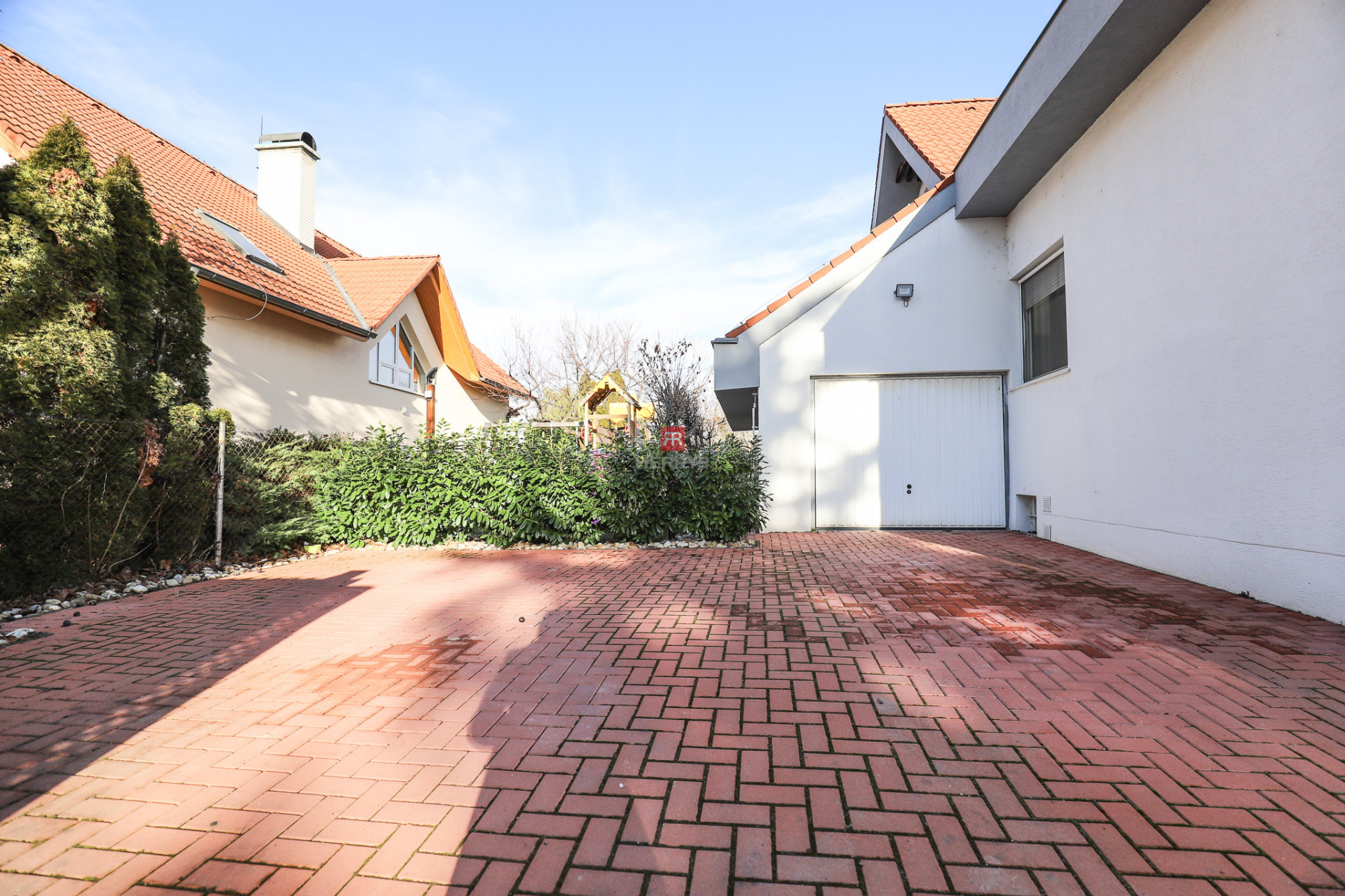 HERRYS - Na predaj priestranný 6-izbový rodinný dom vo Vajnoroch