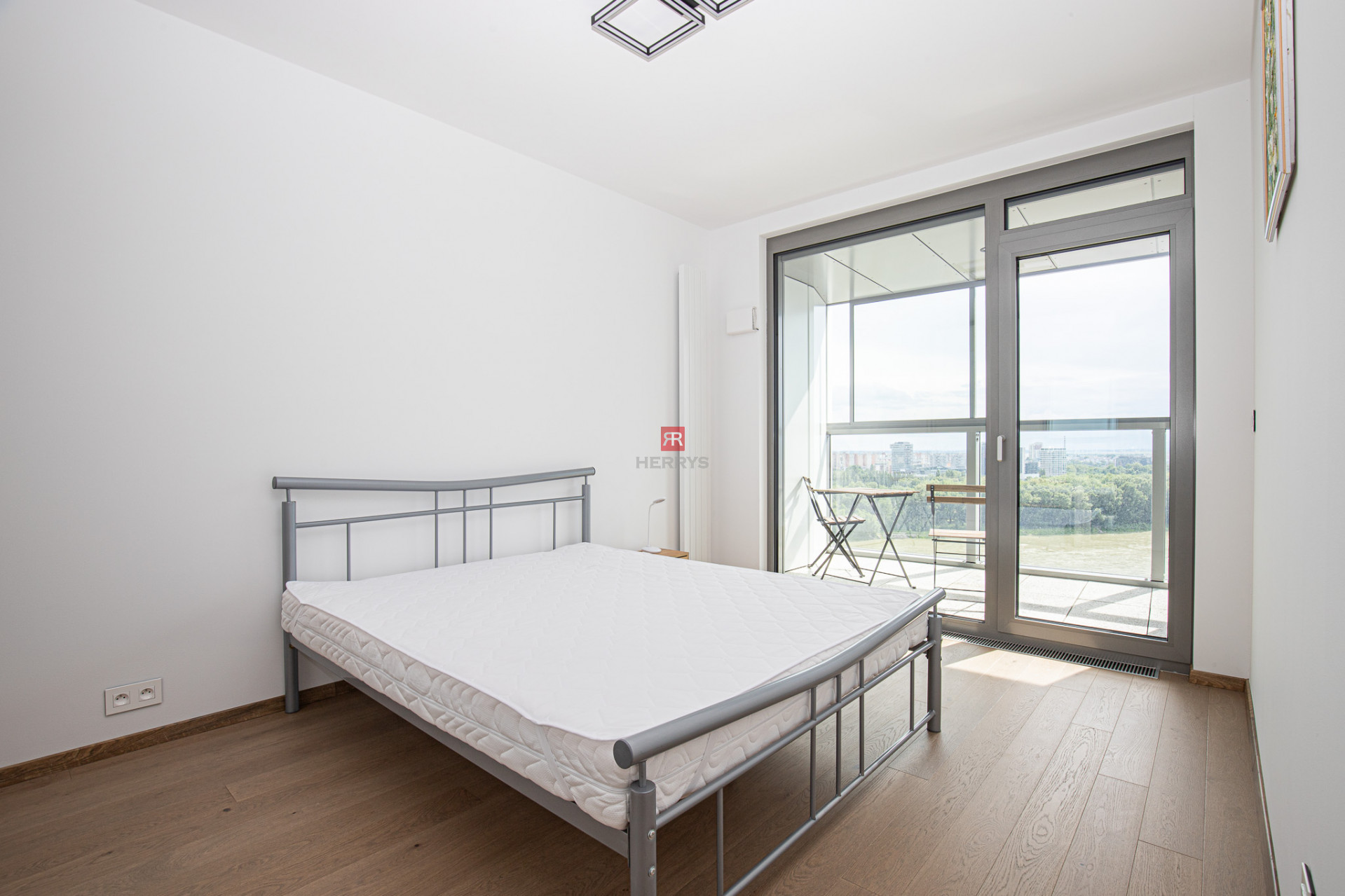 HERRYS – For rent 2-room apartment with a view on Danube in the highest skyscraper, Eurovea Tower