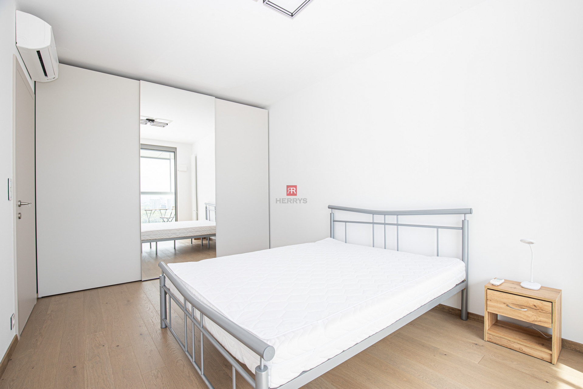 HERRYS – For rent 2-room apartment with a view on Danube in the highest skyscraper, Eurovea Tower