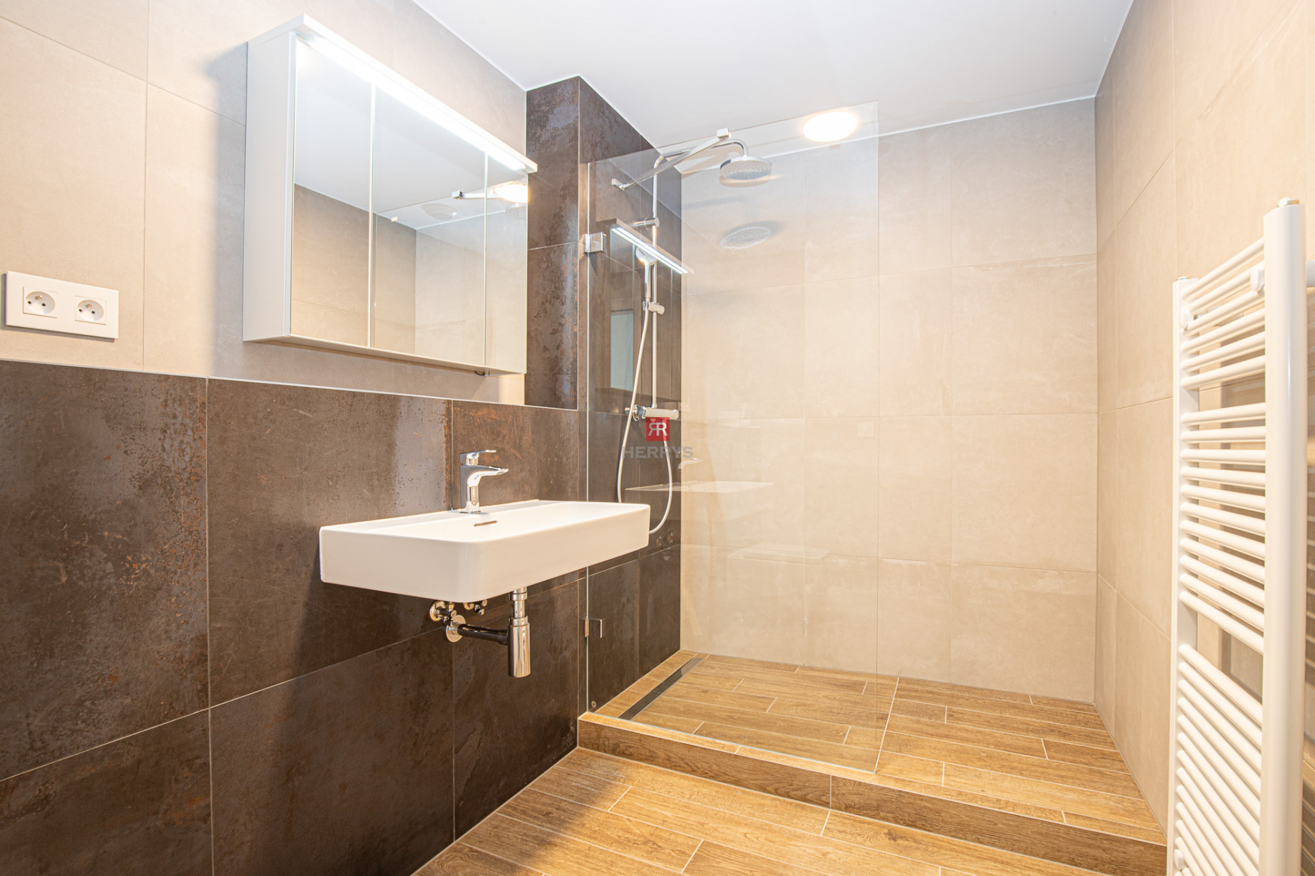 HERRYS – For rent 2-room apartment with a view on Danube in the highest skyscraper, Eurovea Tower