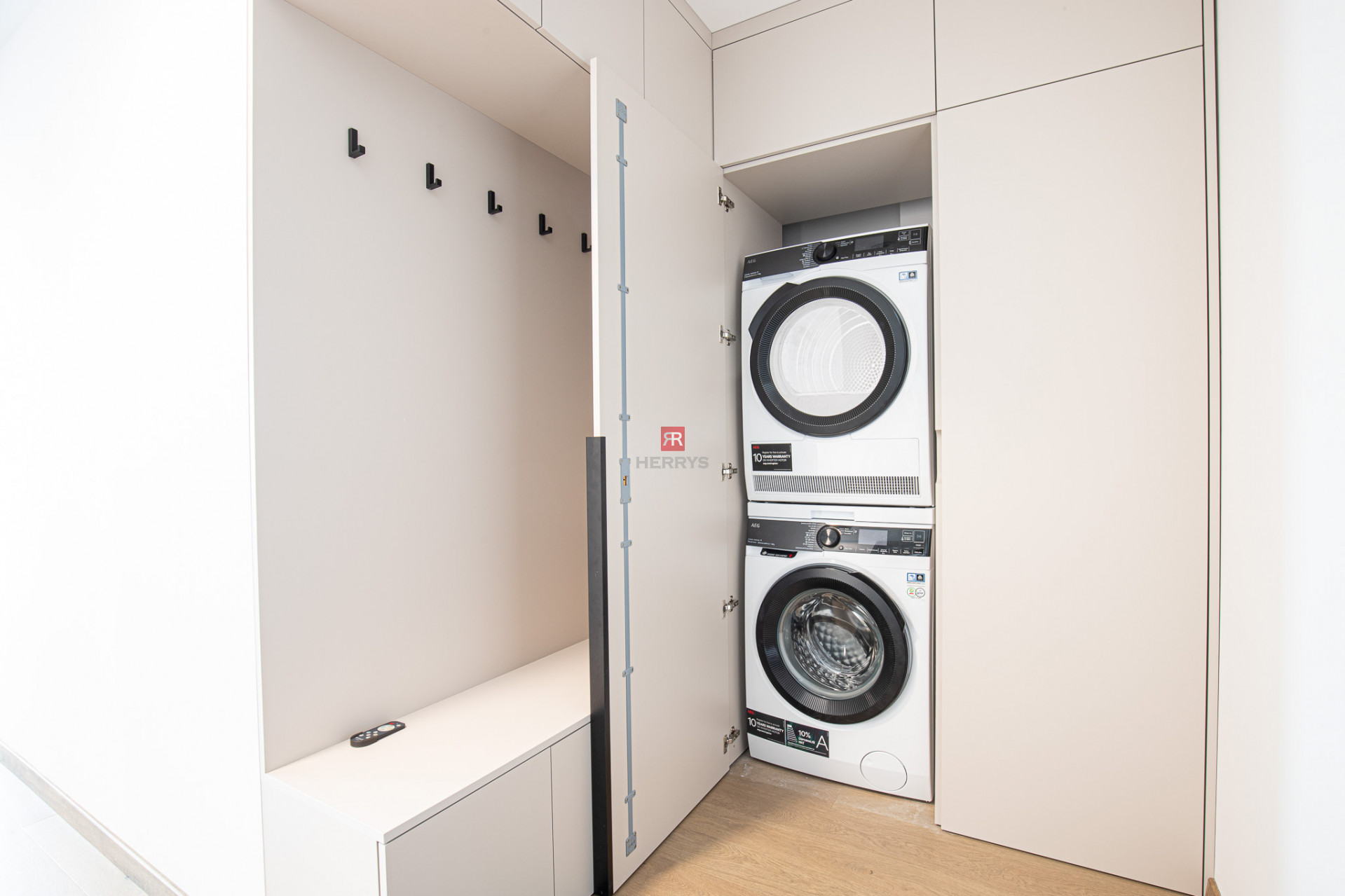 HERRYS – For rent 2-room apartment with a view on Danube in the highest skyscraper, Eurovea Tower