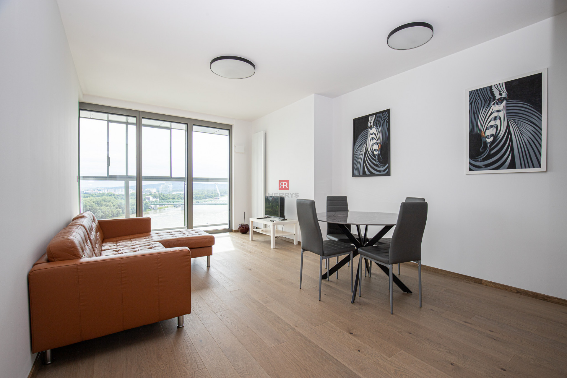 HERRYS – Na prenájom 2 izbový byt s výhľadom na Dunaj, v&nbsp;najvyššom mrakodrape Eurovea Tower