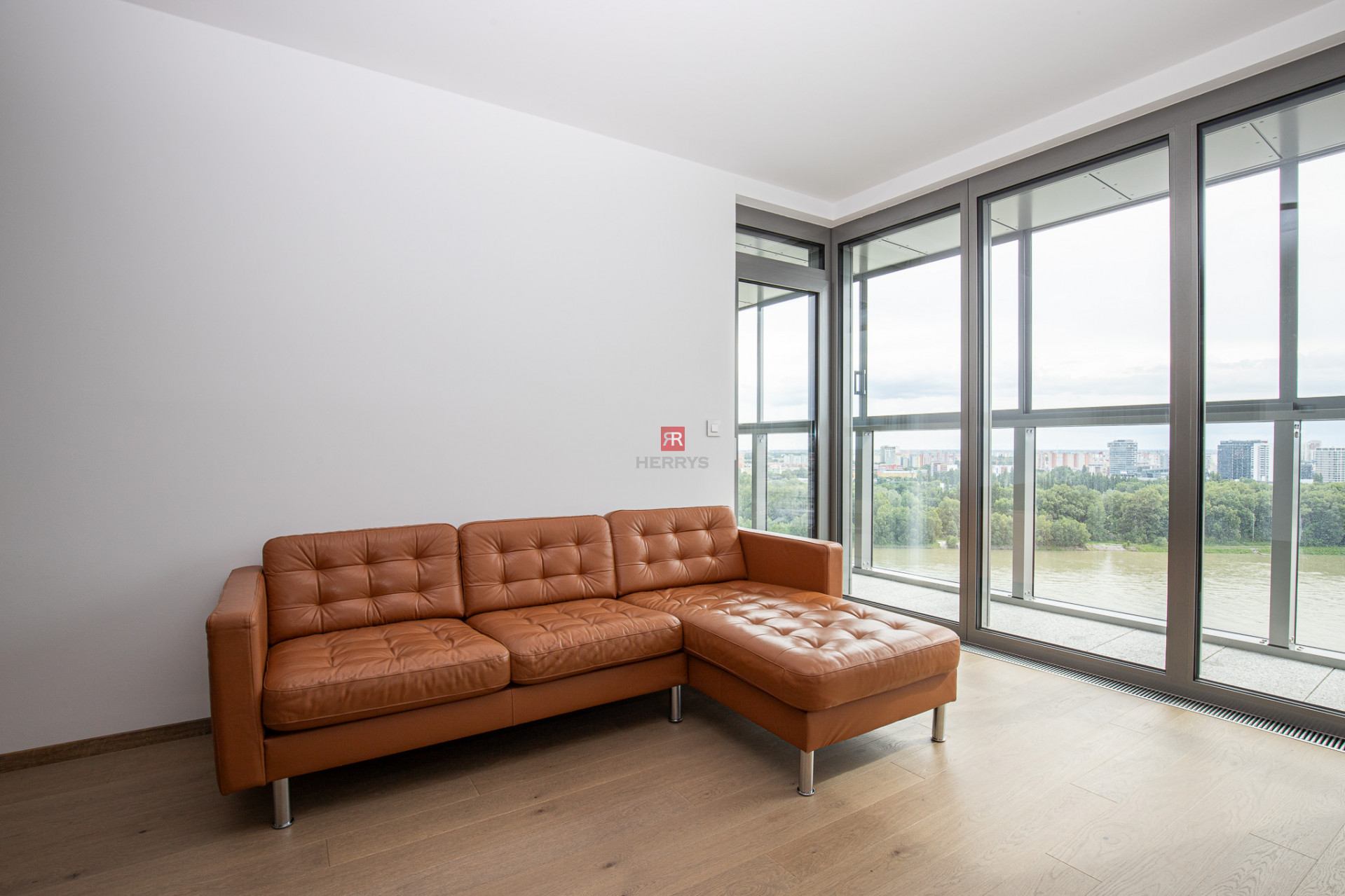 HERRYS – For rent 2-room apartment with a view on Danube in the highest skyscraper, Eurovea Tower
