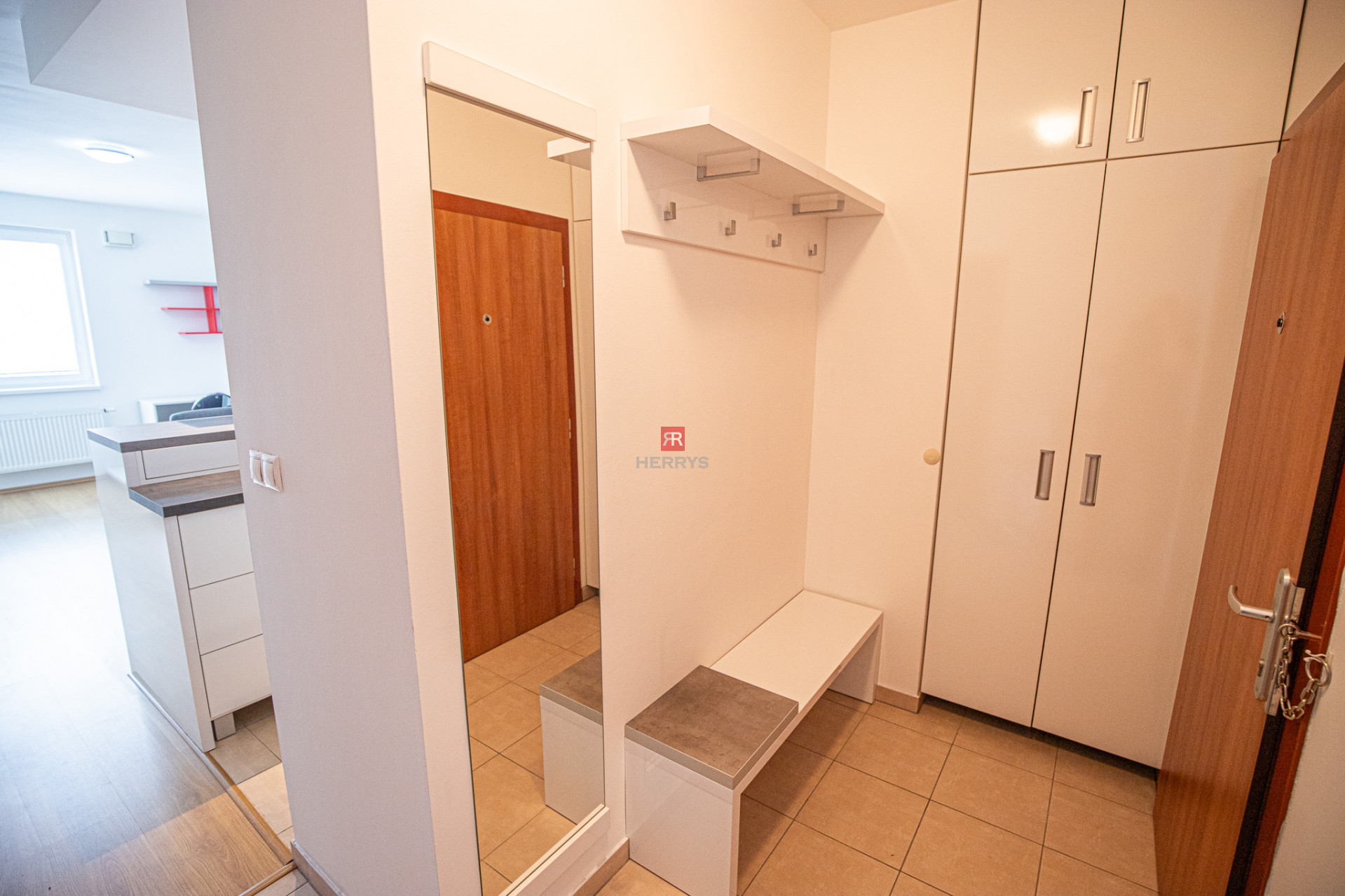 HERRYS - Na prenájom príjemný klimatizovaný 2 izbový byt v Perle Ružinova, parking&nbsp;