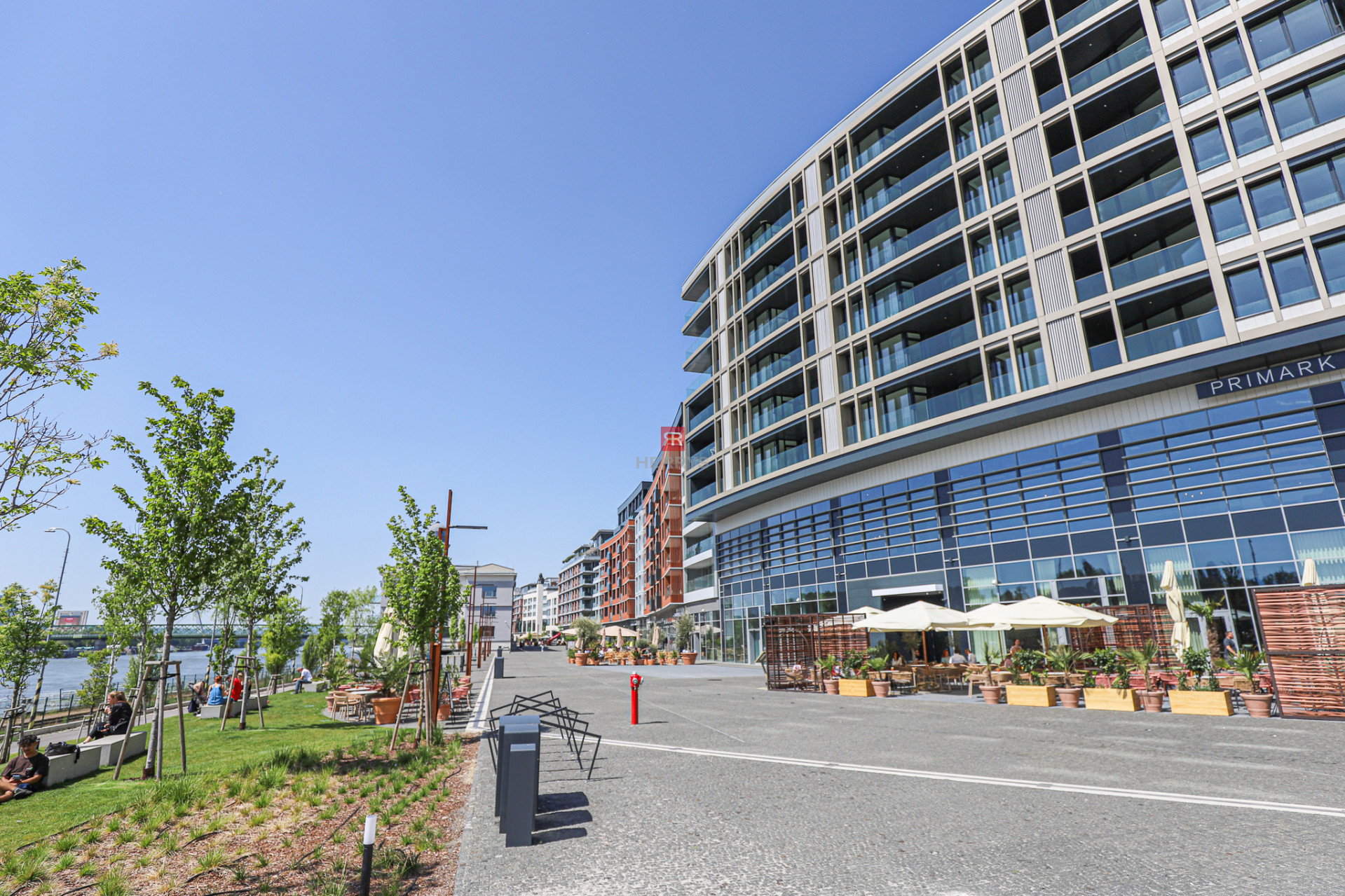 HERRYS – For rent 2-room apartment with a view on Danube in the highest skyscraper, Eurovea Tower